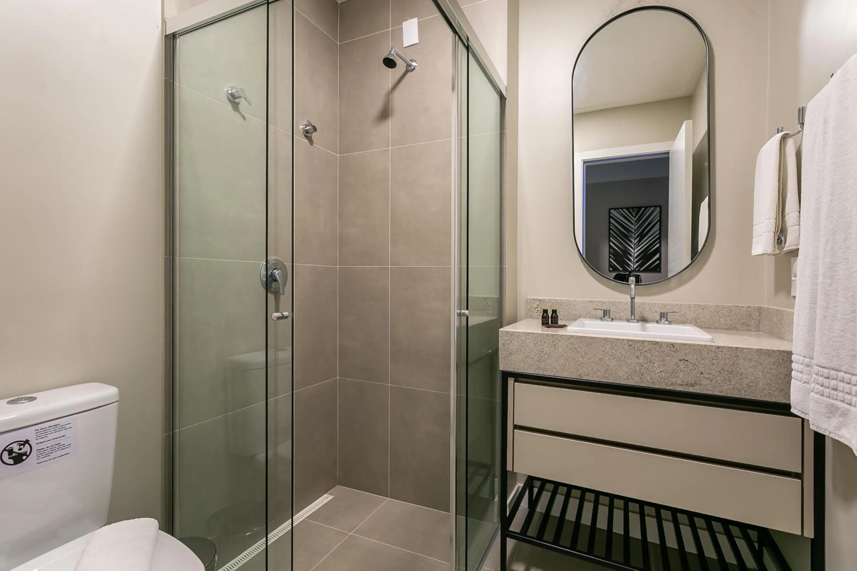 Bathroom in Studios Tower by Viva - Prédio com piscina e estacionamento no centro de Floripa