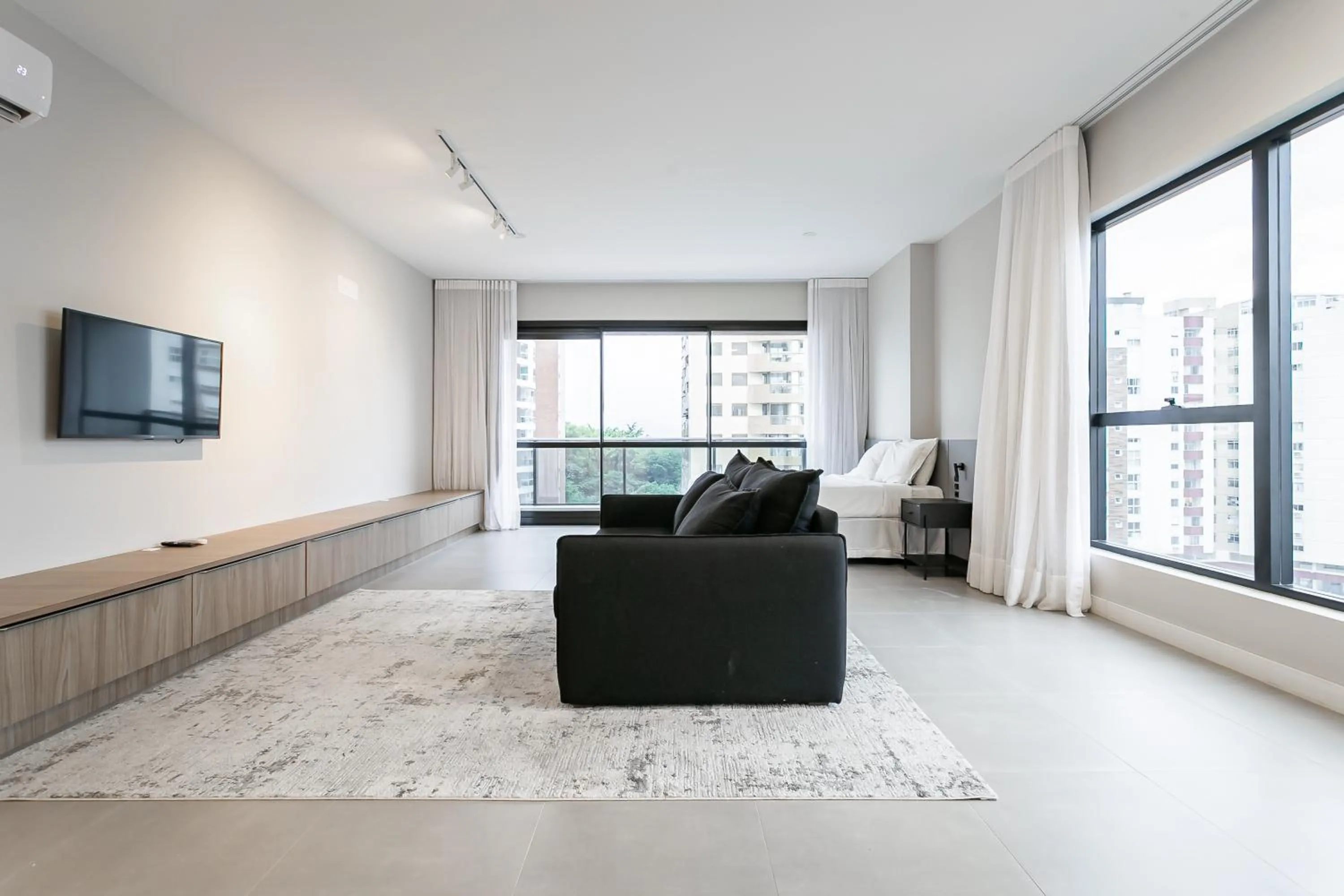 TV and multimedia in Studios Tower by Viva - Prédio com piscina e estacionamento no centro de Floripa