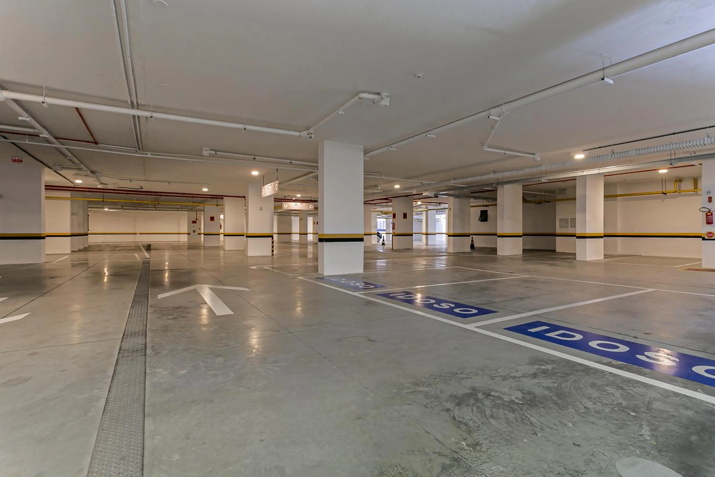 Parking in Studios Tower by Viva - Prédio com piscina e estacionamento no centro de Floripa