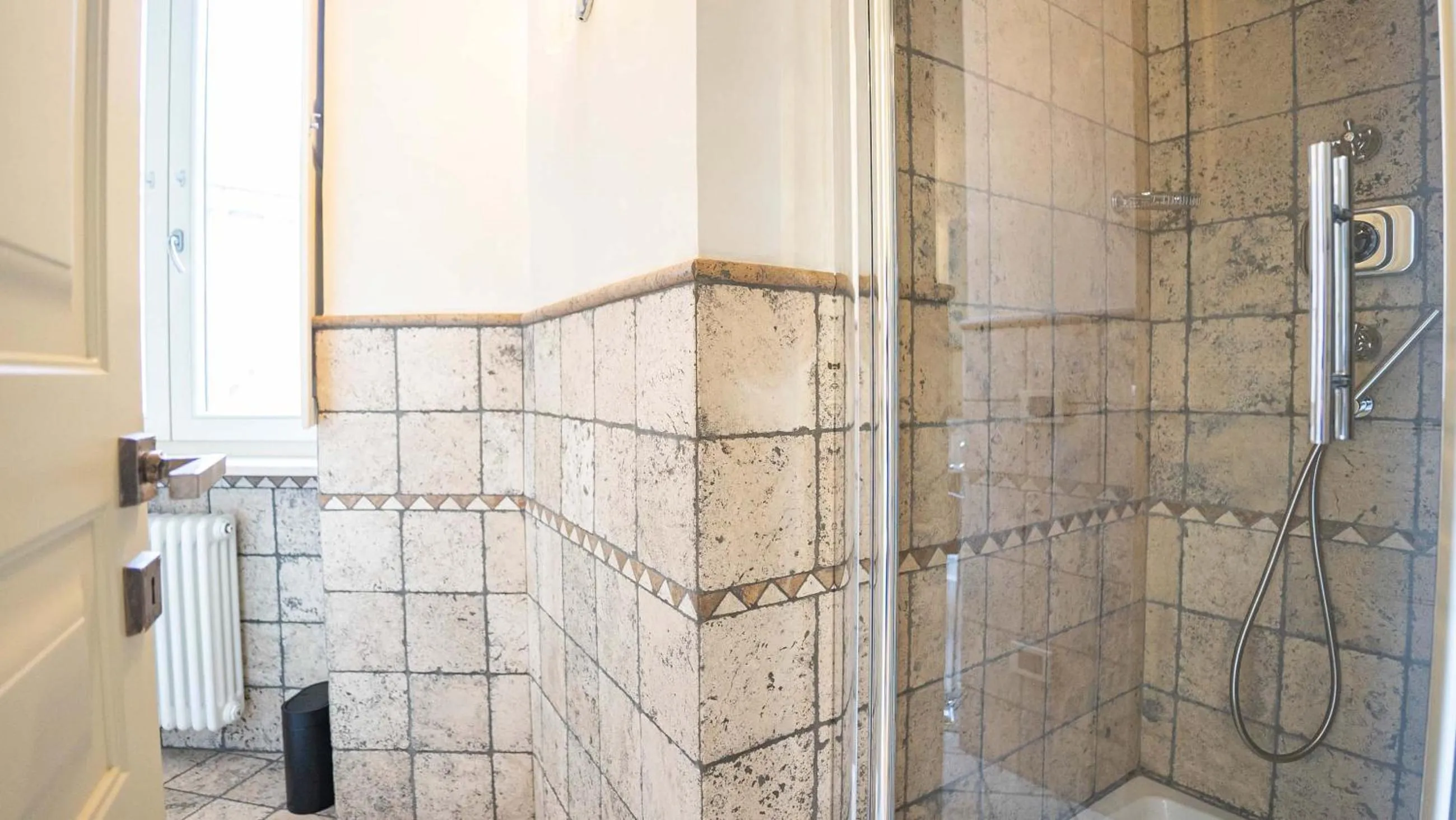 Shower in EasyTopStay - Piazza Venezia City View Charming Apt