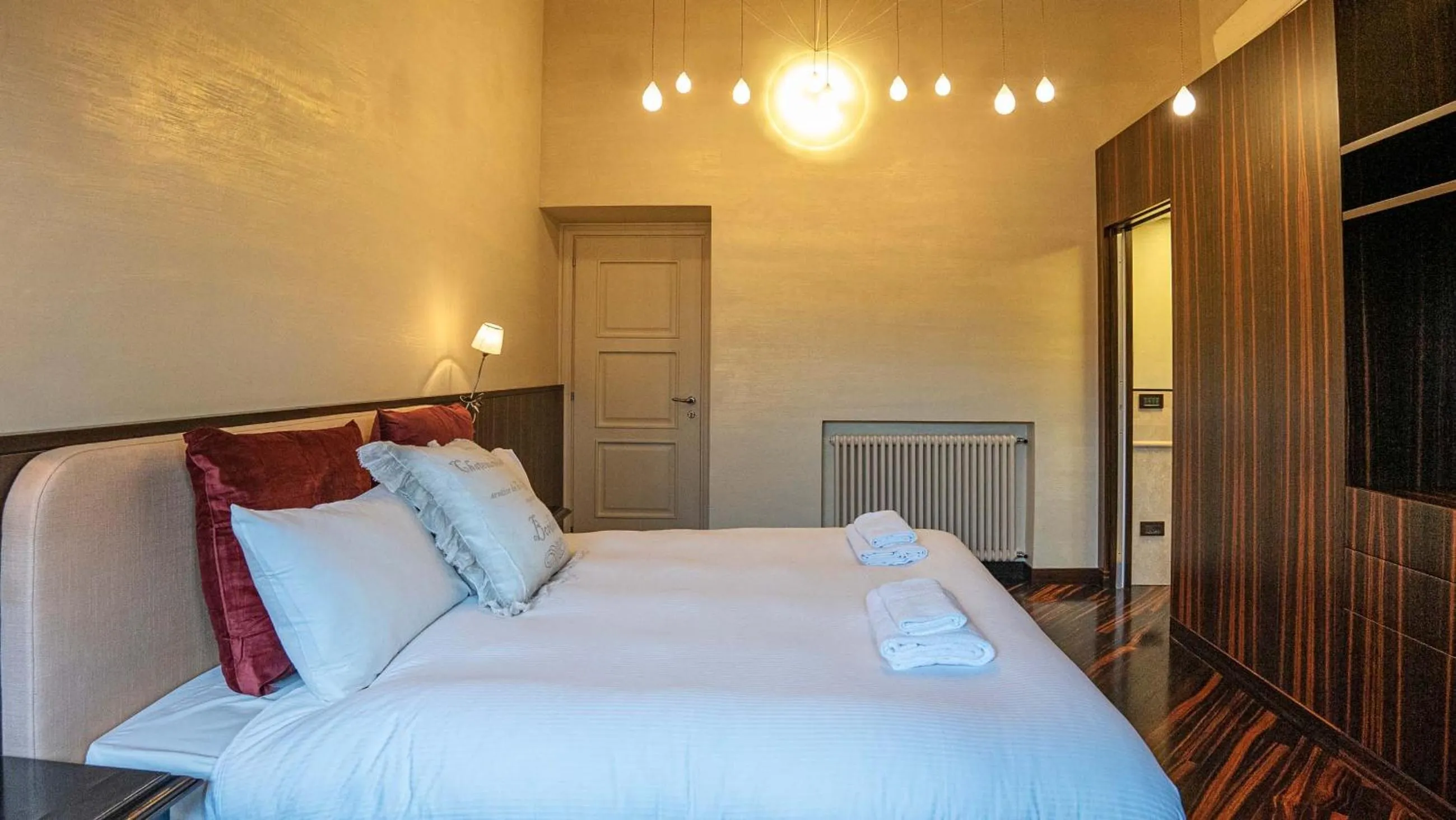 Bed in EasyTopStay - Piazza Venezia City View Charming Apt