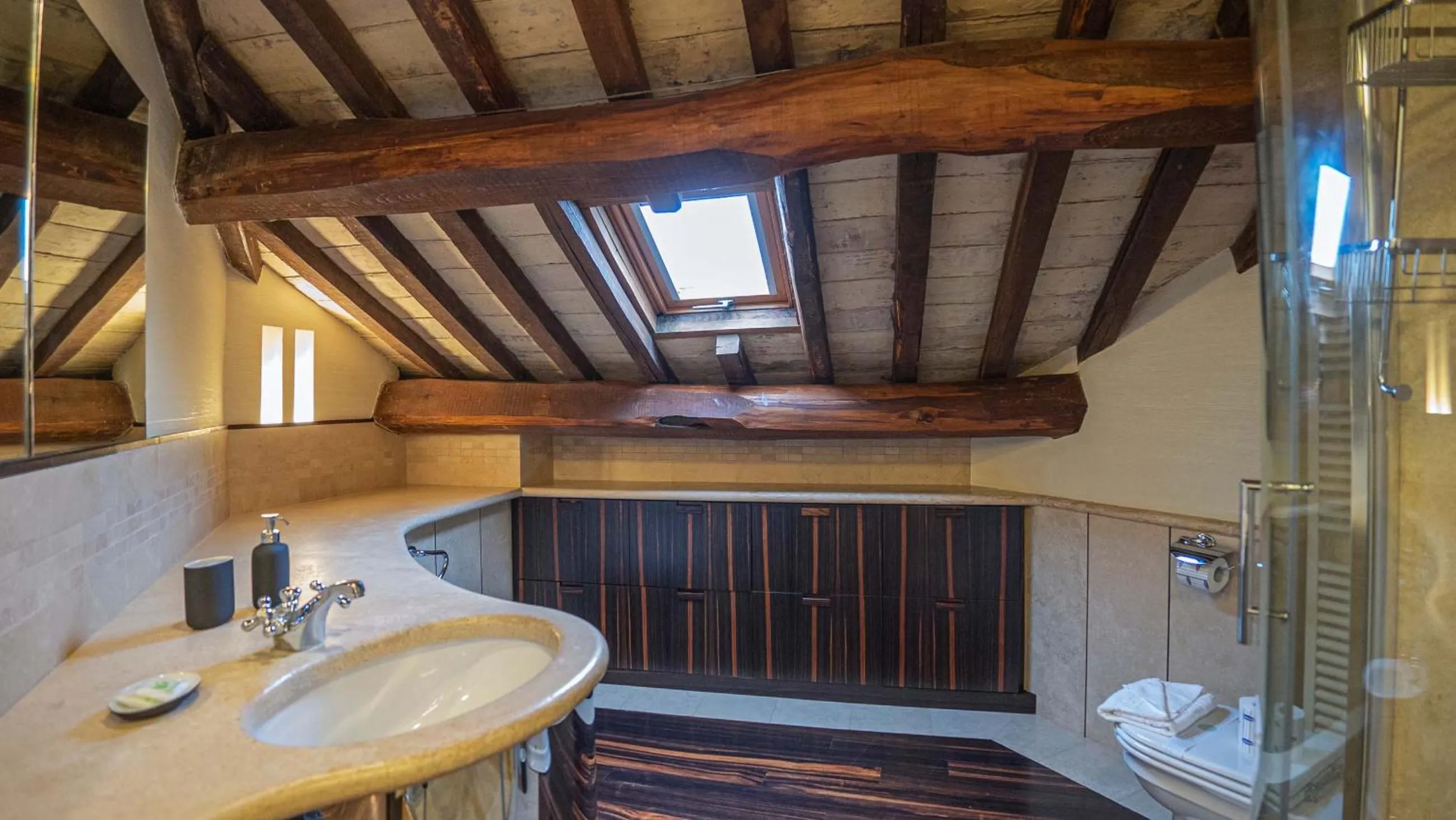 Bath in EasyTopStay - Piazza Venezia City View Charming Apt