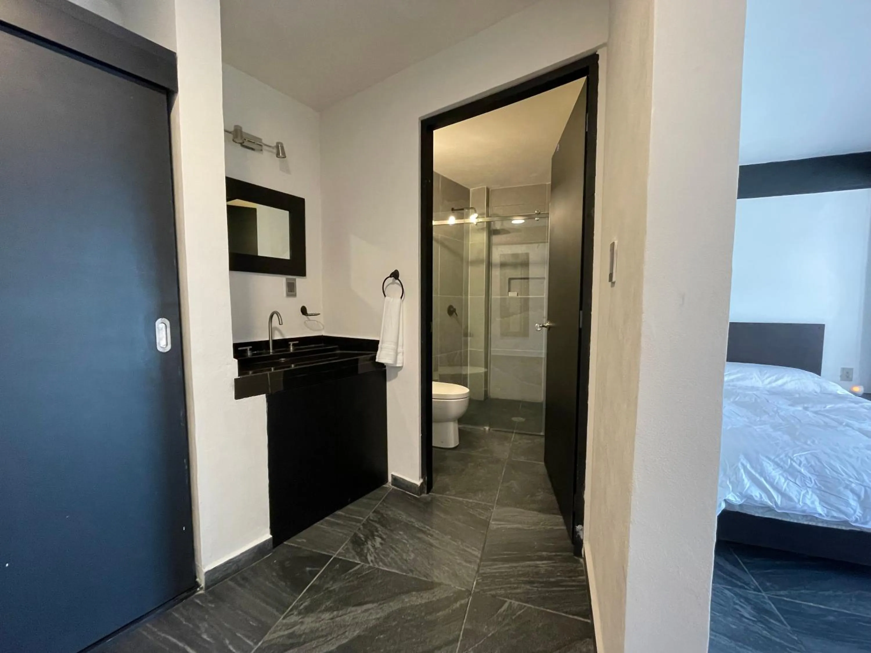 Bathroom, Bed in DPJ HOTEL