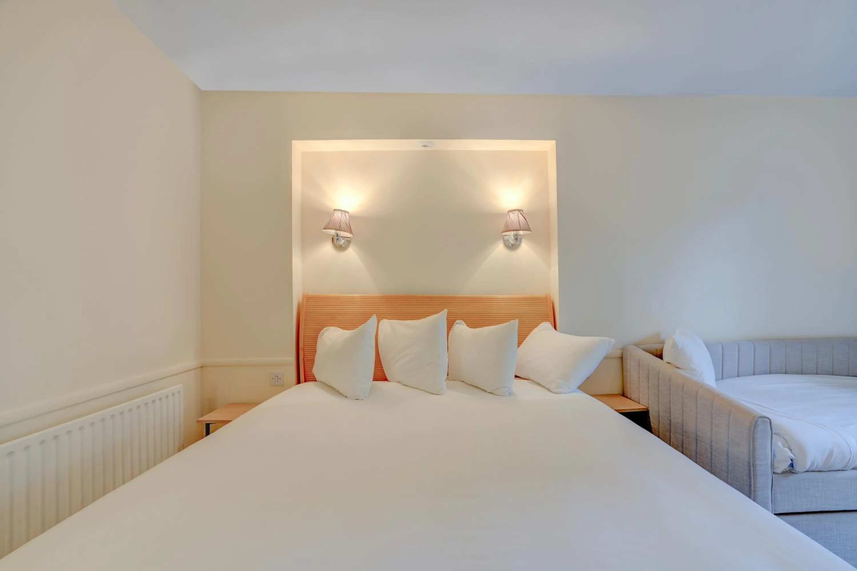 Bedroom, Bed in Sunday London Staines-upon-Thames Heathrow T5