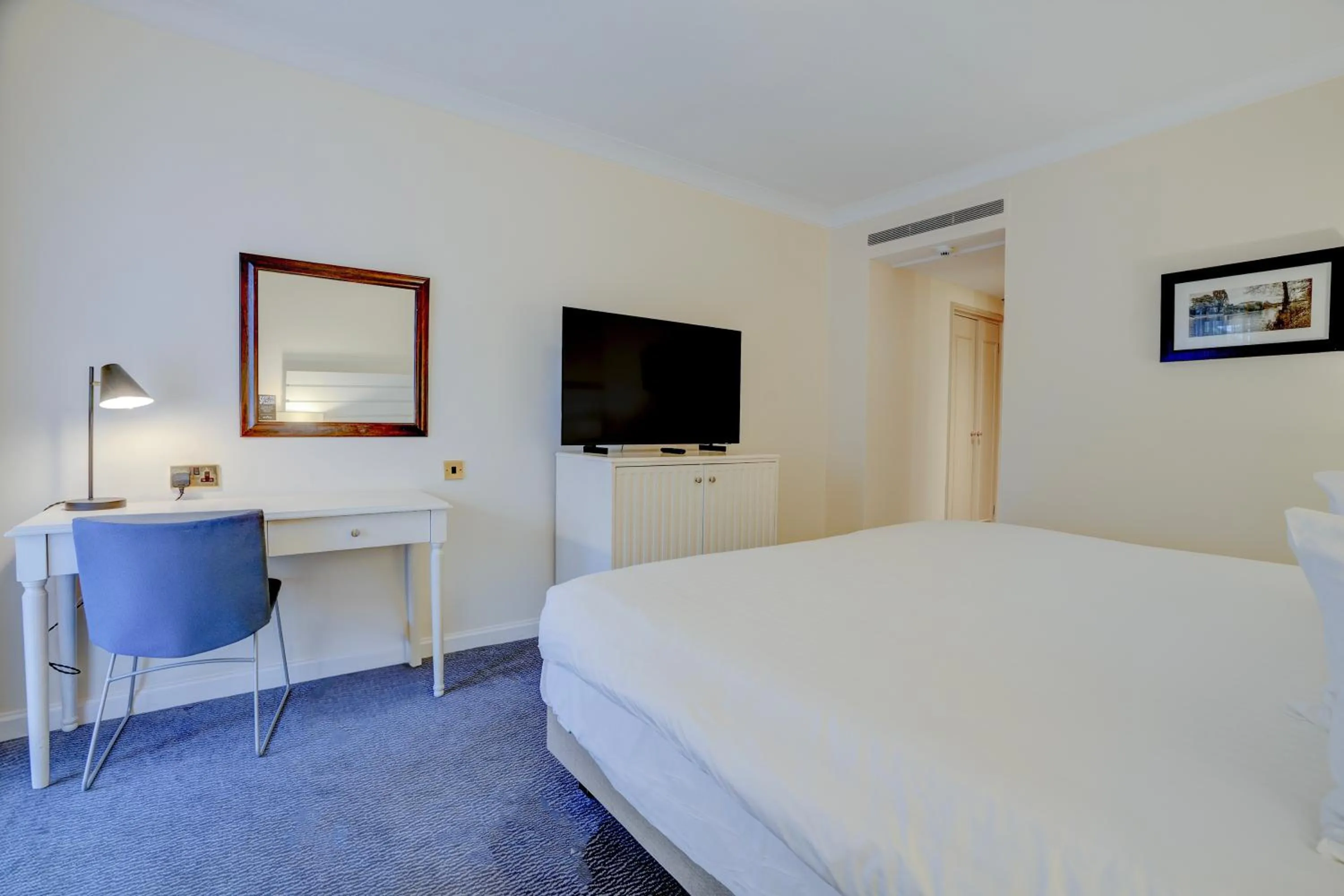 Bedroom, Bed in Sunday London Staines-upon-Thames Heathrow T5