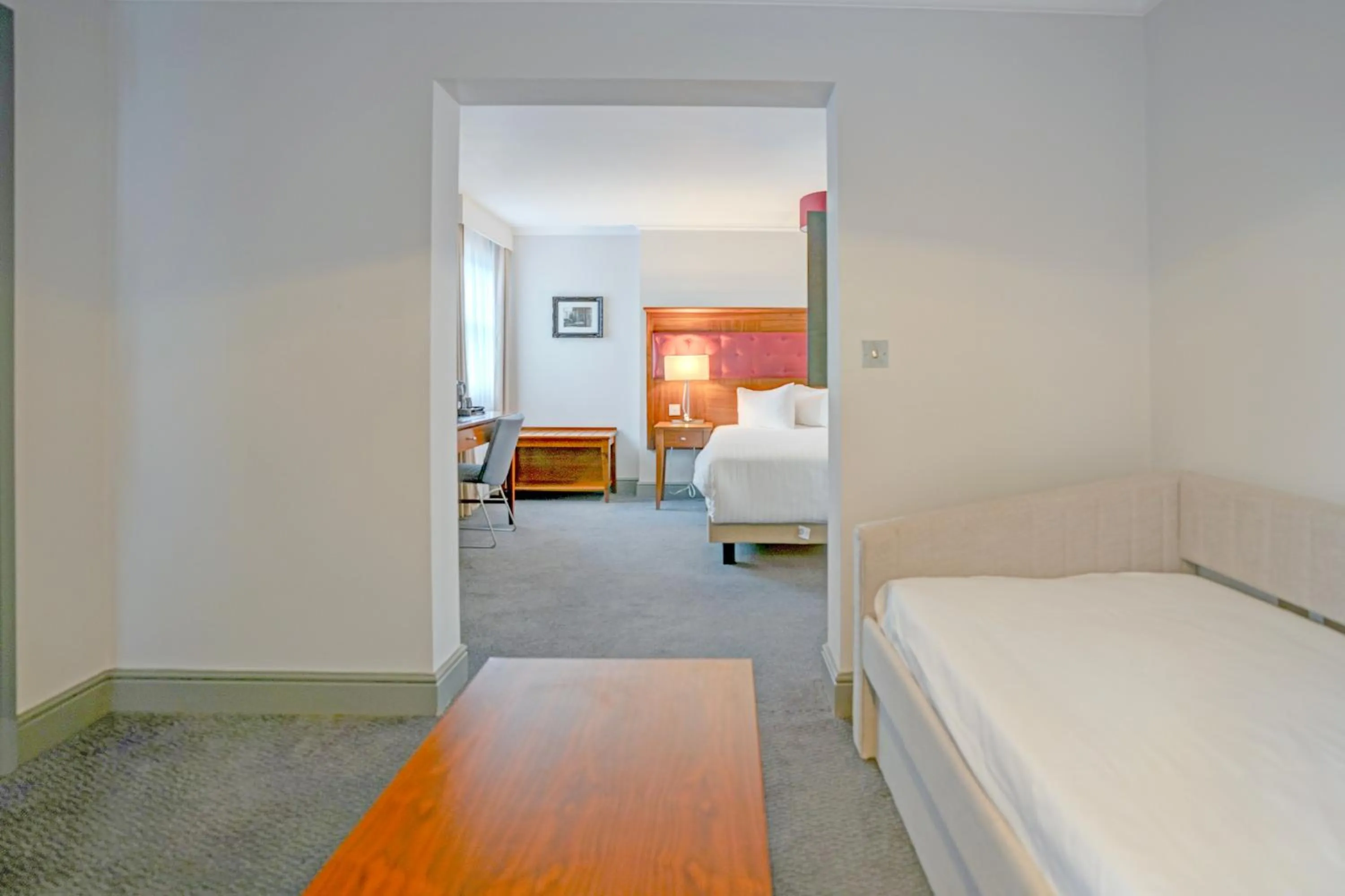 Bedroom, Bed in Sunday London Staines-upon-Thames Heathrow T5