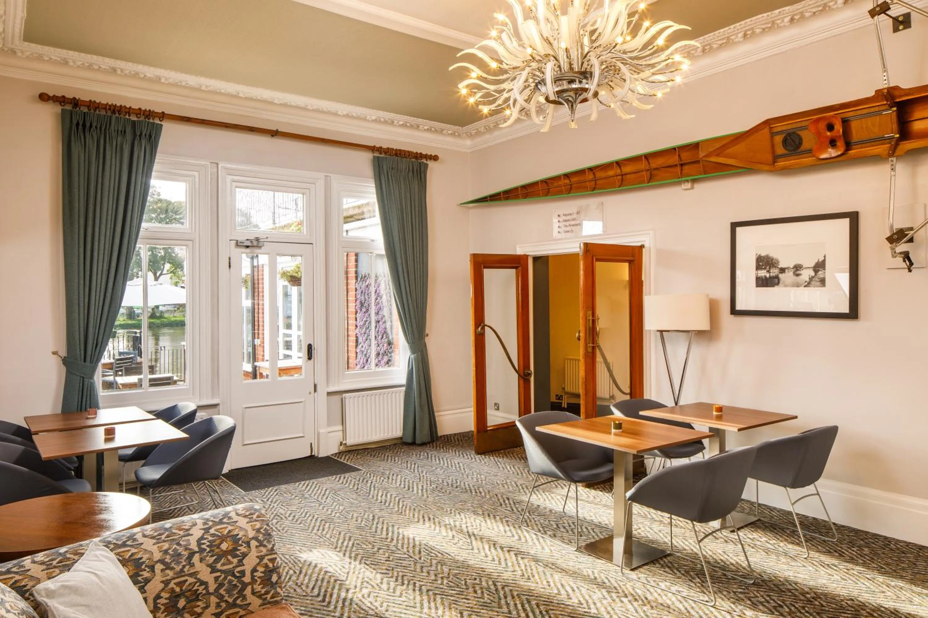 Lounge or bar in Sunday London Staines-upon-Thames Heathrow T5