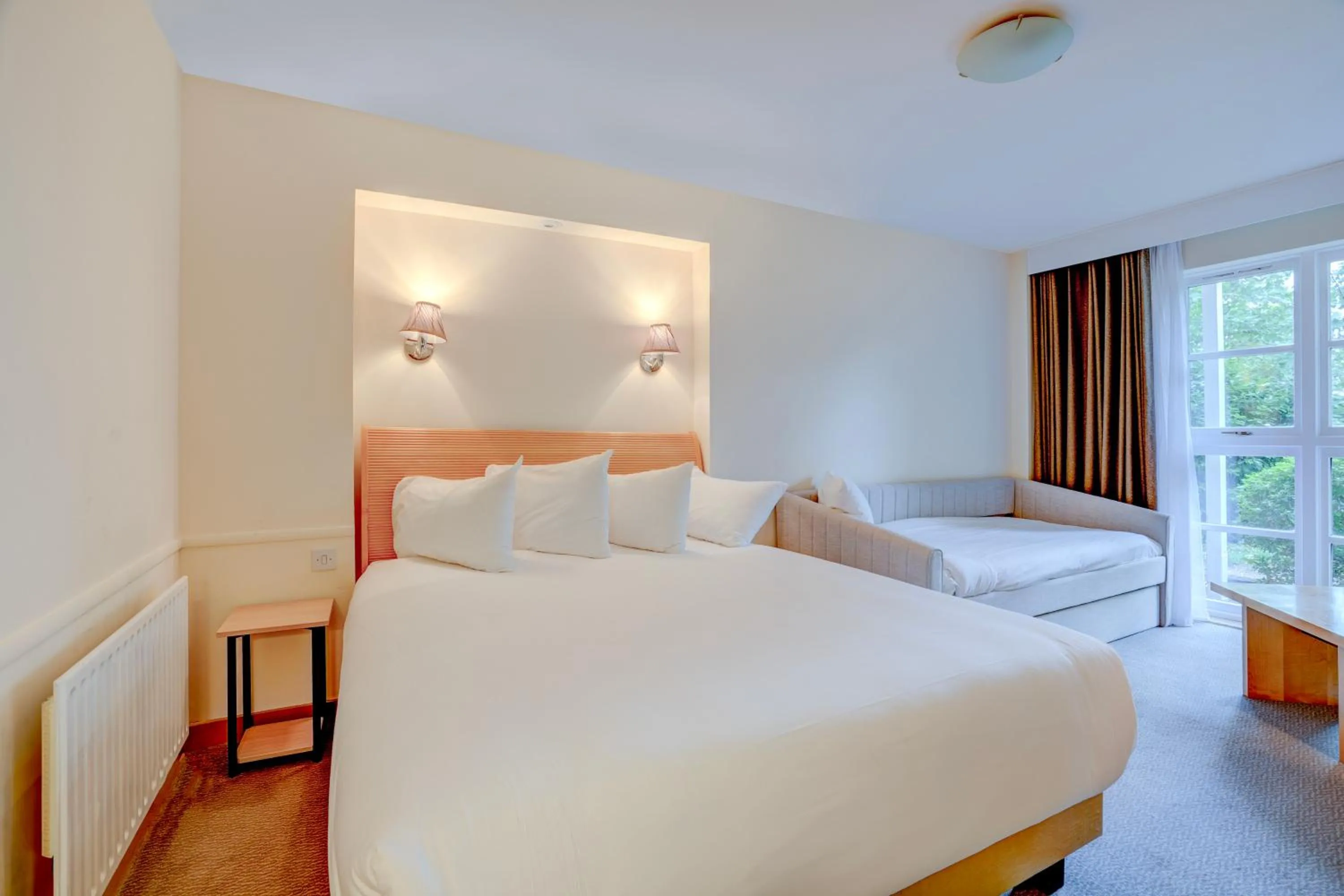 Bedroom, Bed in Sunday London Staines-upon-Thames Heathrow T5