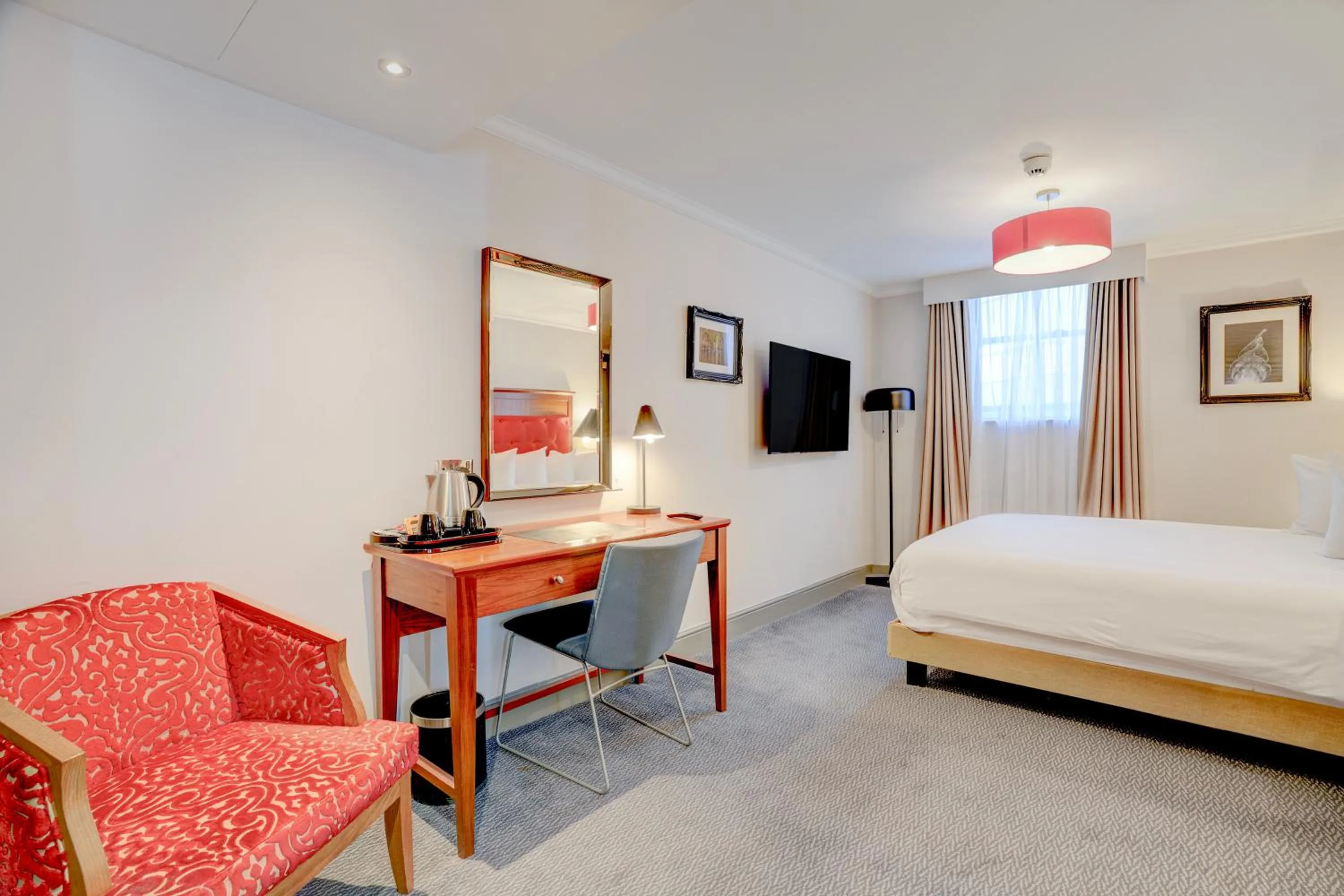 Bedroom, Bed in Sunday London Staines-upon-Thames Heathrow T5