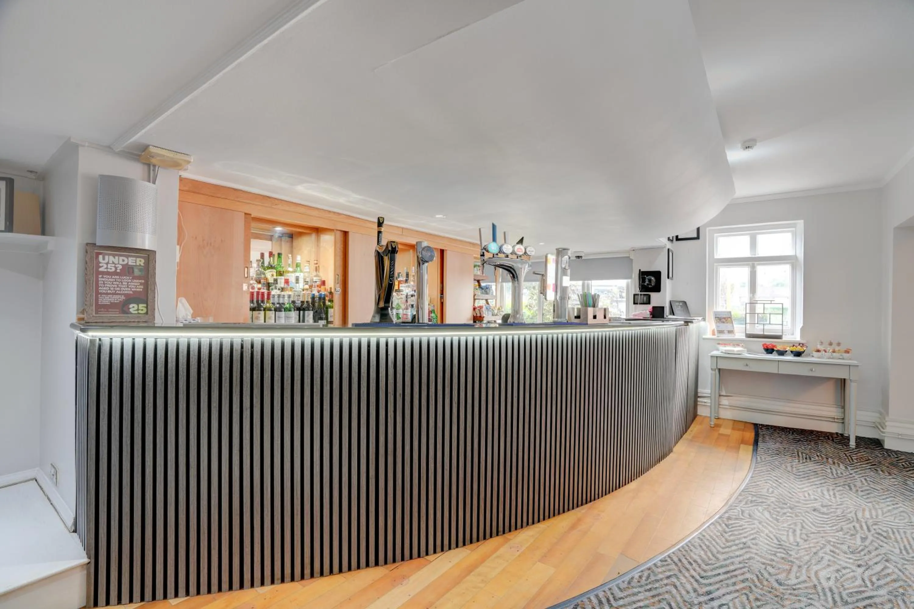 Lounge or bar in Sunday London Staines-upon-Thames Heathrow T5