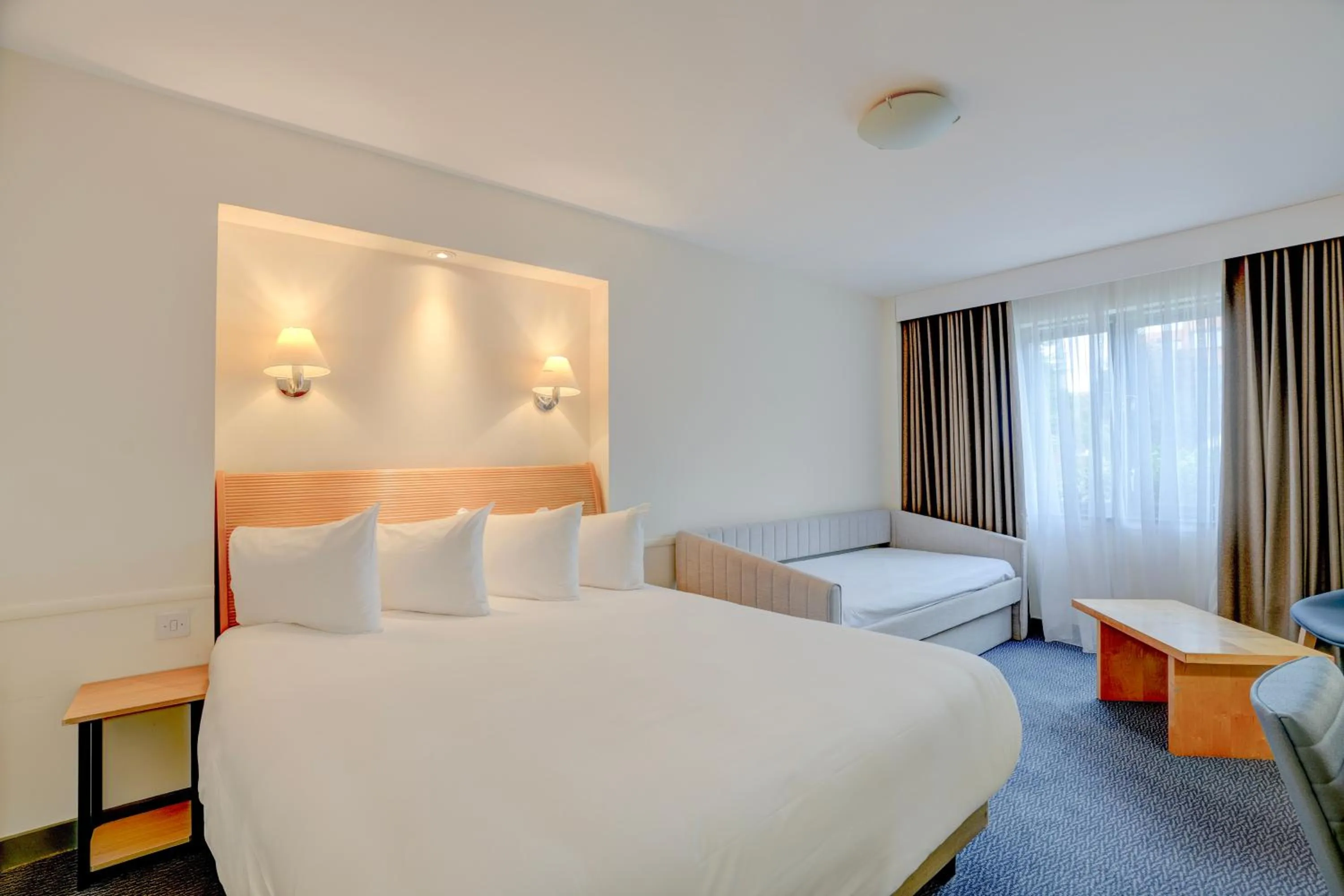 Bedroom, Bed in Sunday London Staines-upon-Thames Heathrow T5