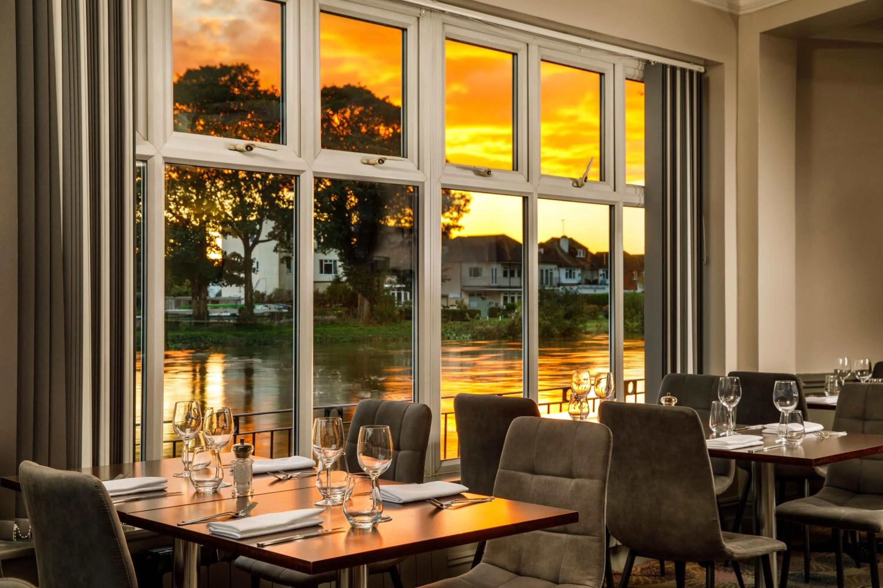 Restaurant/places to eat in Sunday London Staines-upon-Thames Heathrow T5