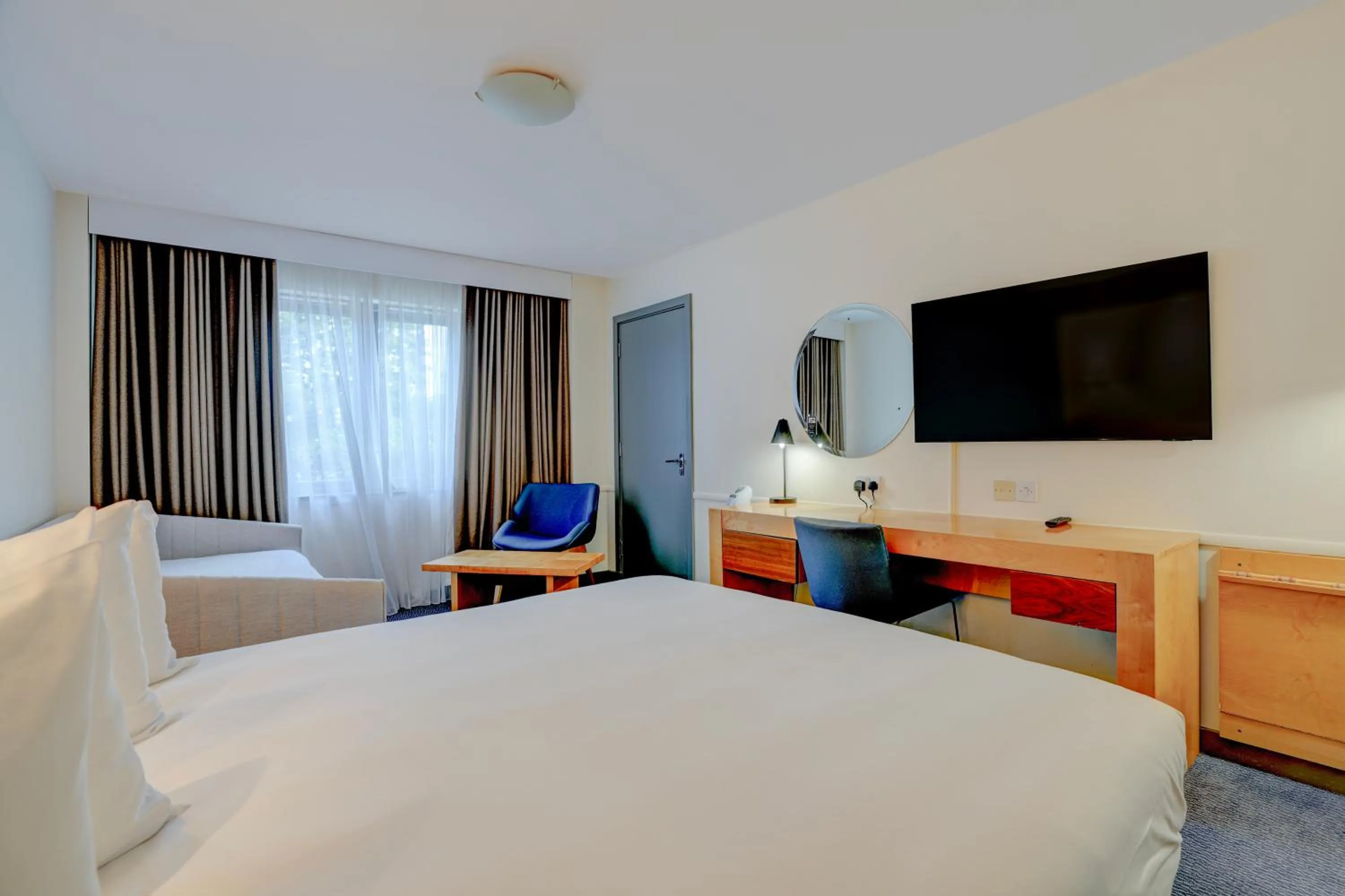 Bedroom, Bed in Sunday London Staines-upon-Thames Heathrow T5