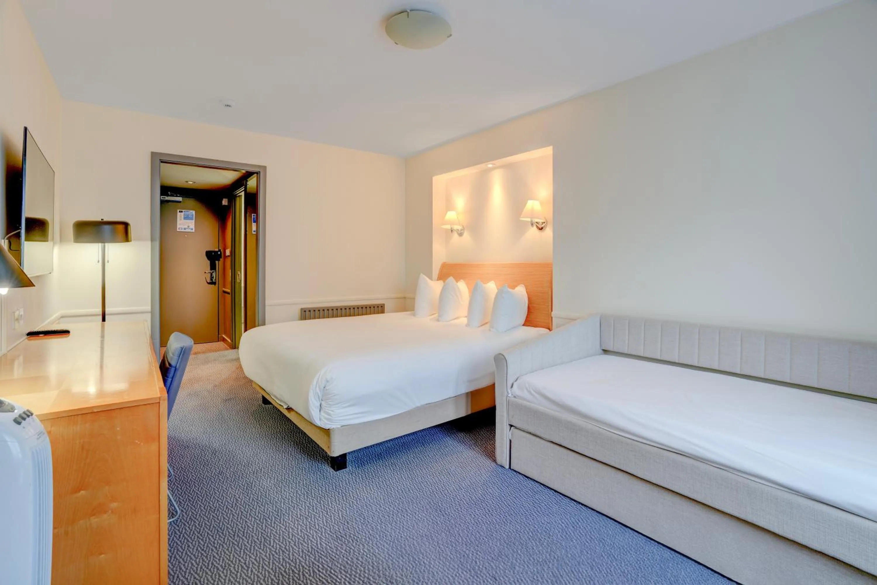 Bedroom, Bed in Sunday London Staines-upon-Thames Heathrow T5