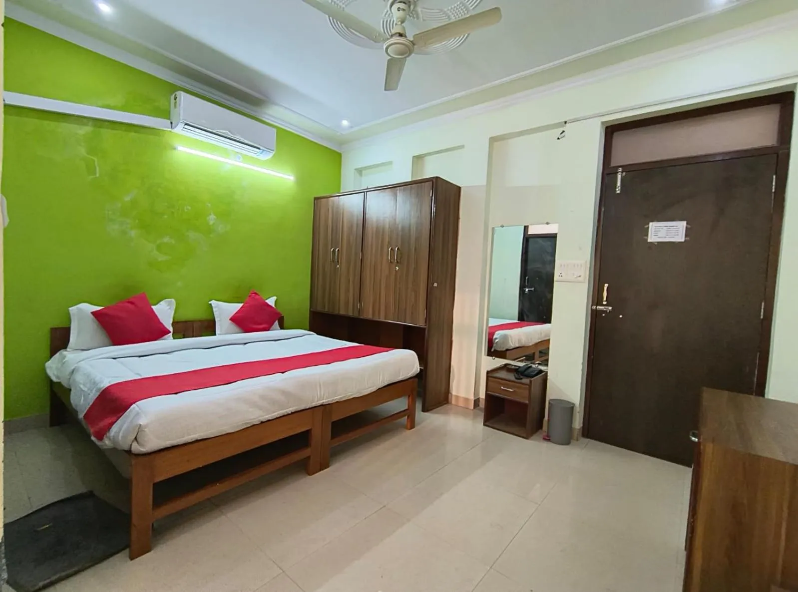 Bed in Hotel Bullet Inn Jaipur