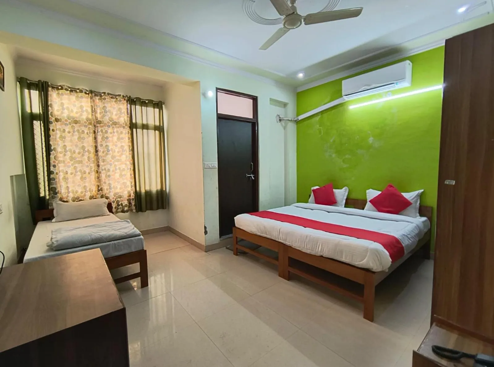 Bed in Hotel Bullet Inn Jaipur