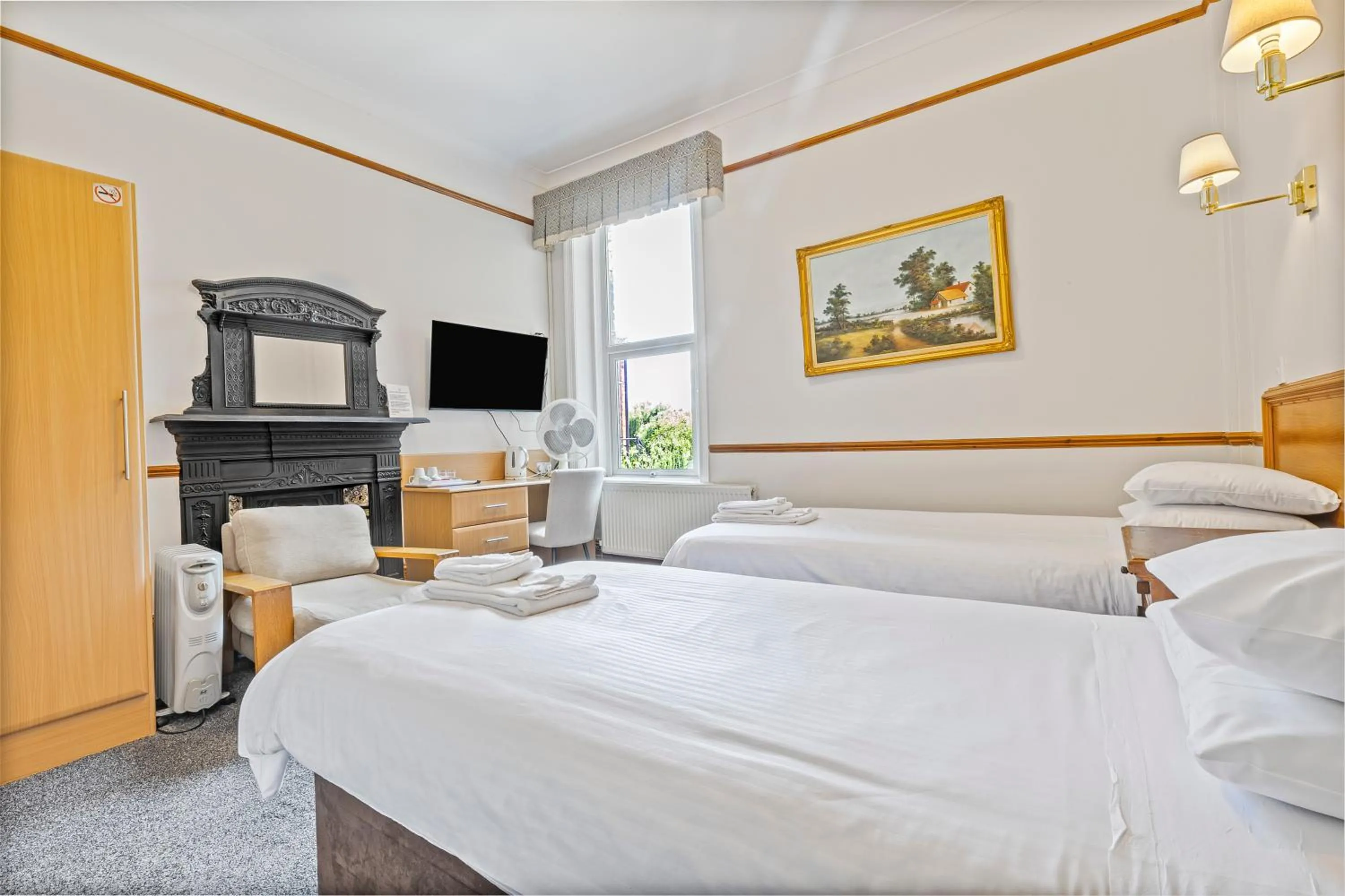 Property building, Bed in Heatherbank Guest House