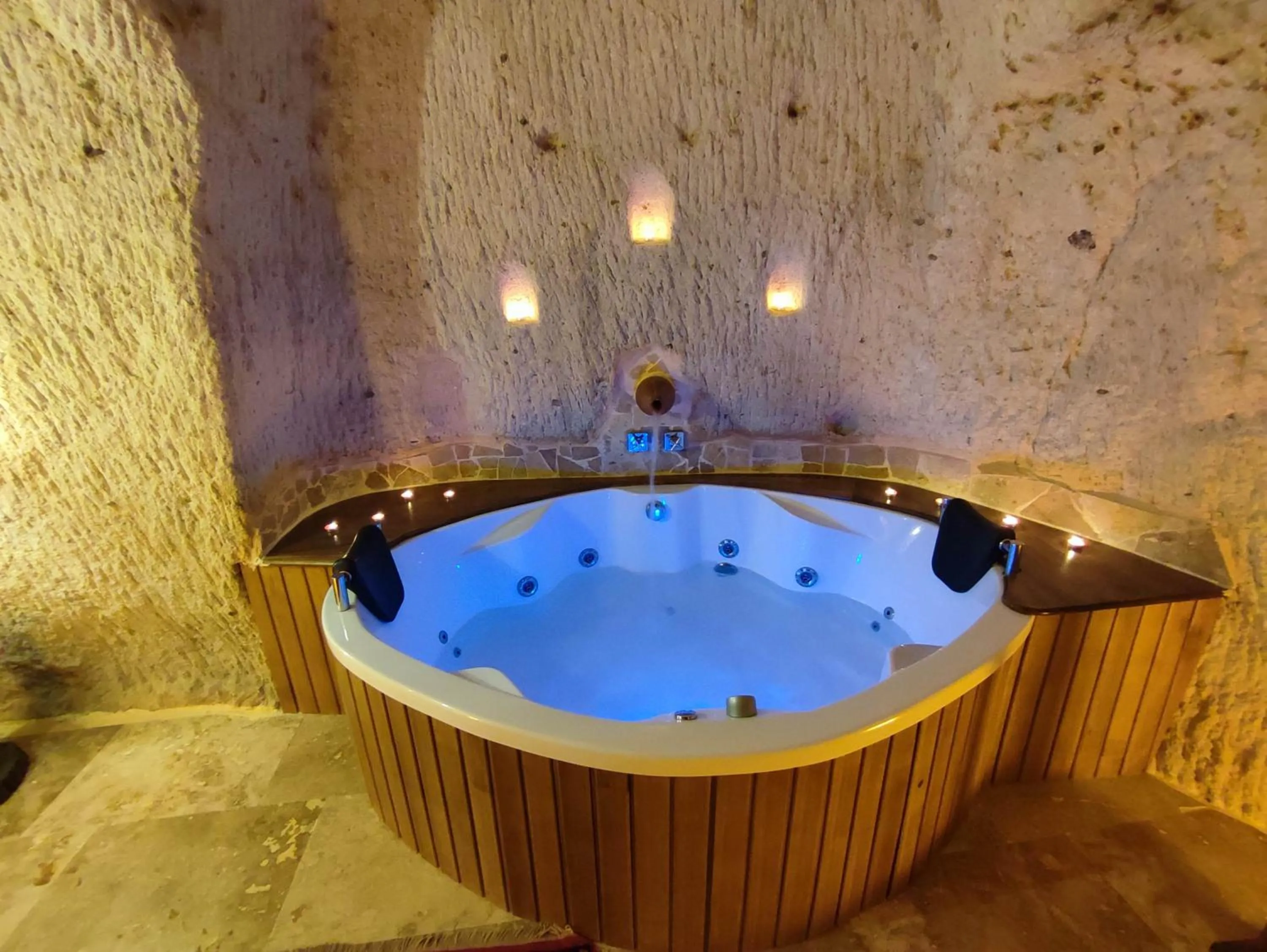 Hot Tub in Euphoria Cave House
