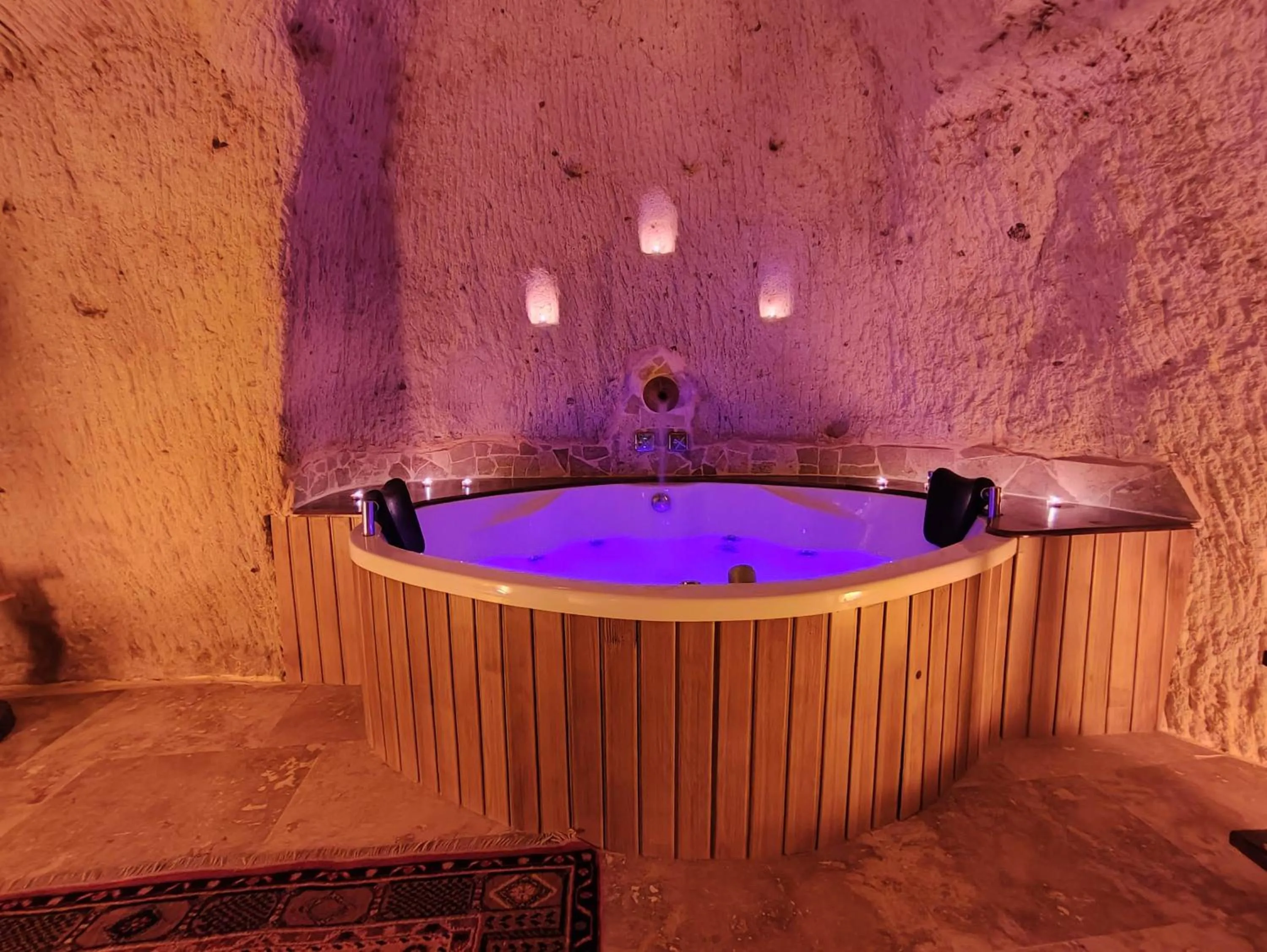 Hot Tub in Euphoria Cave House