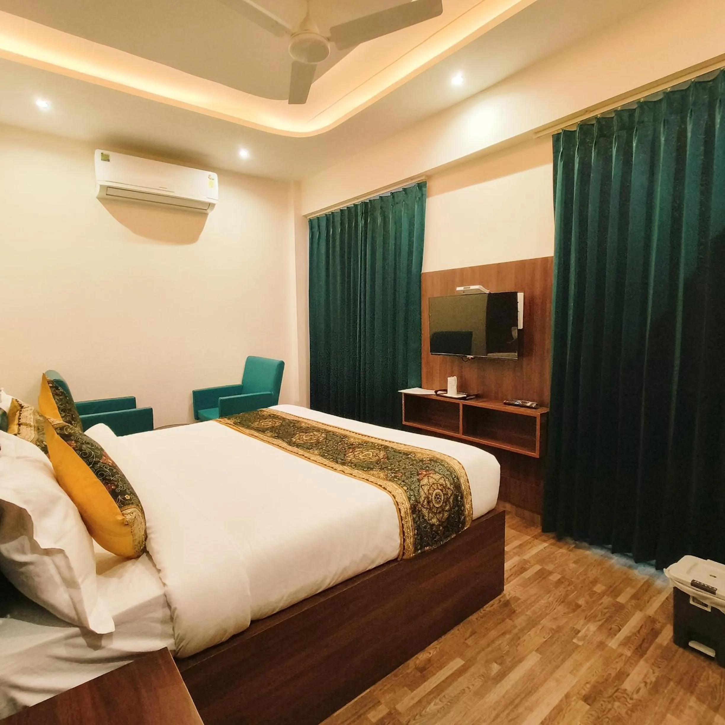 TV and multimedia, Bed in Hotel East Wood Amritsar