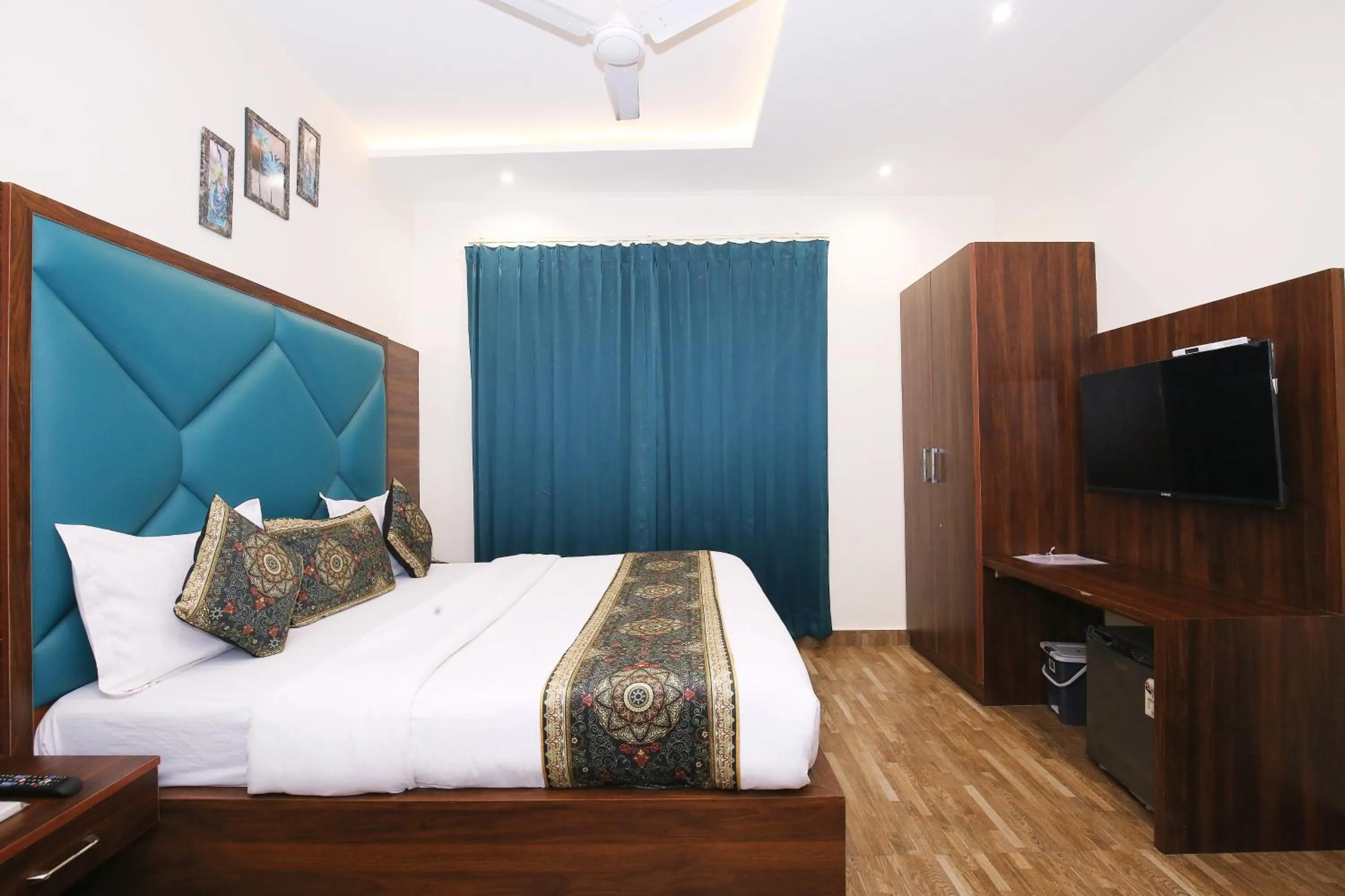 TV and multimedia, Bed in Hotel East Wood Amritsar