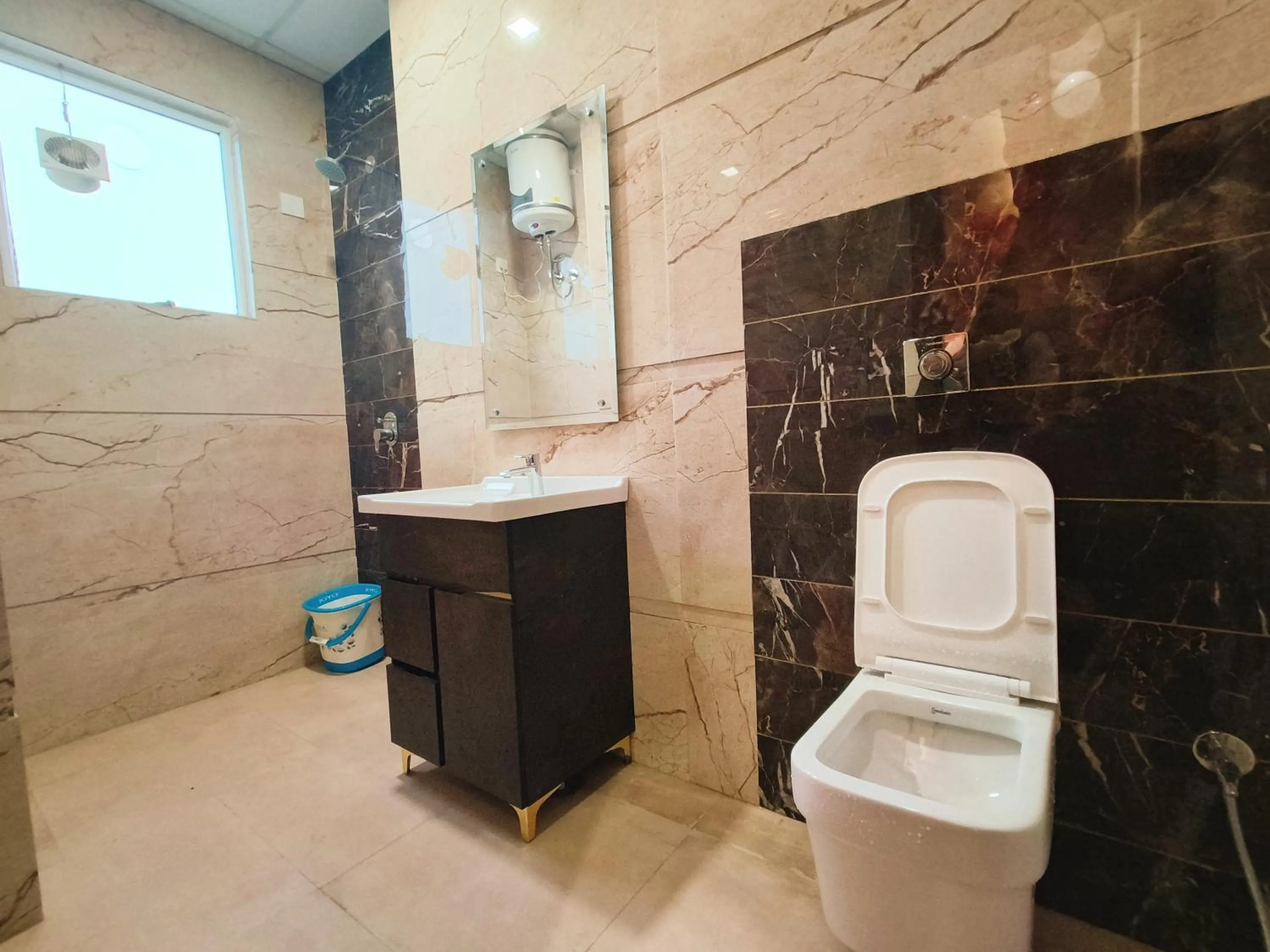 Shower in Hotel East Wood Amritsar