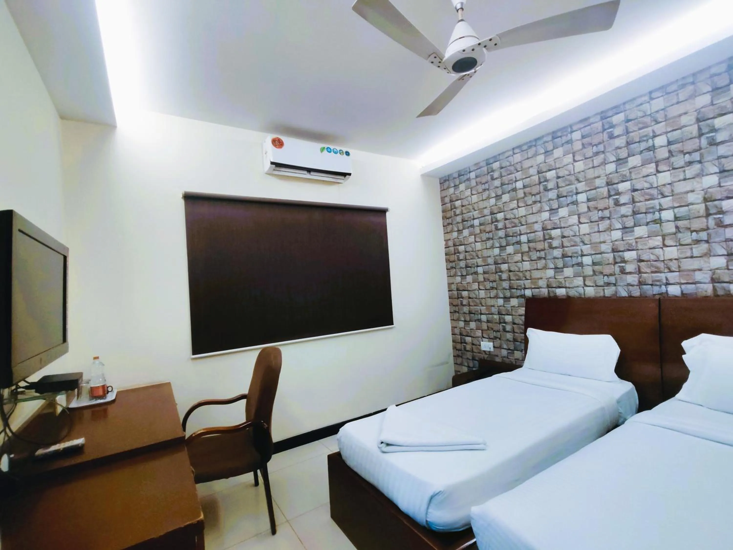 Communal lounge/ TV room, Bed in Athasri Hotel Infantry Road