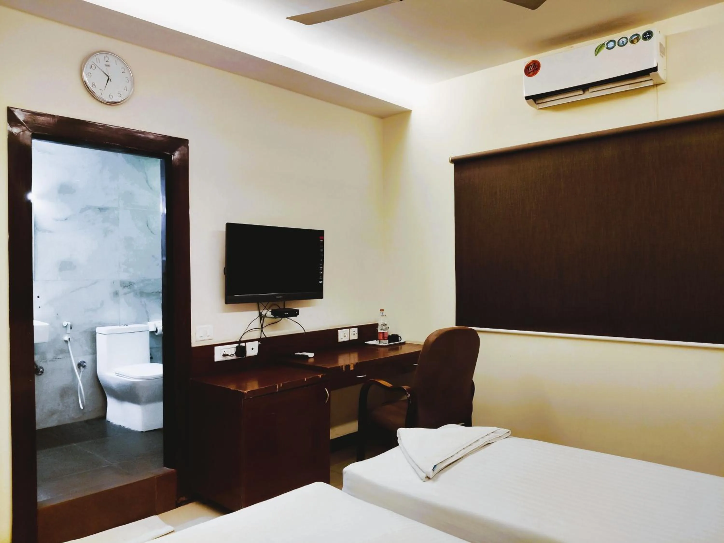Communal lounge/ TV room, Bed in Athasri Hotel Infantry Road