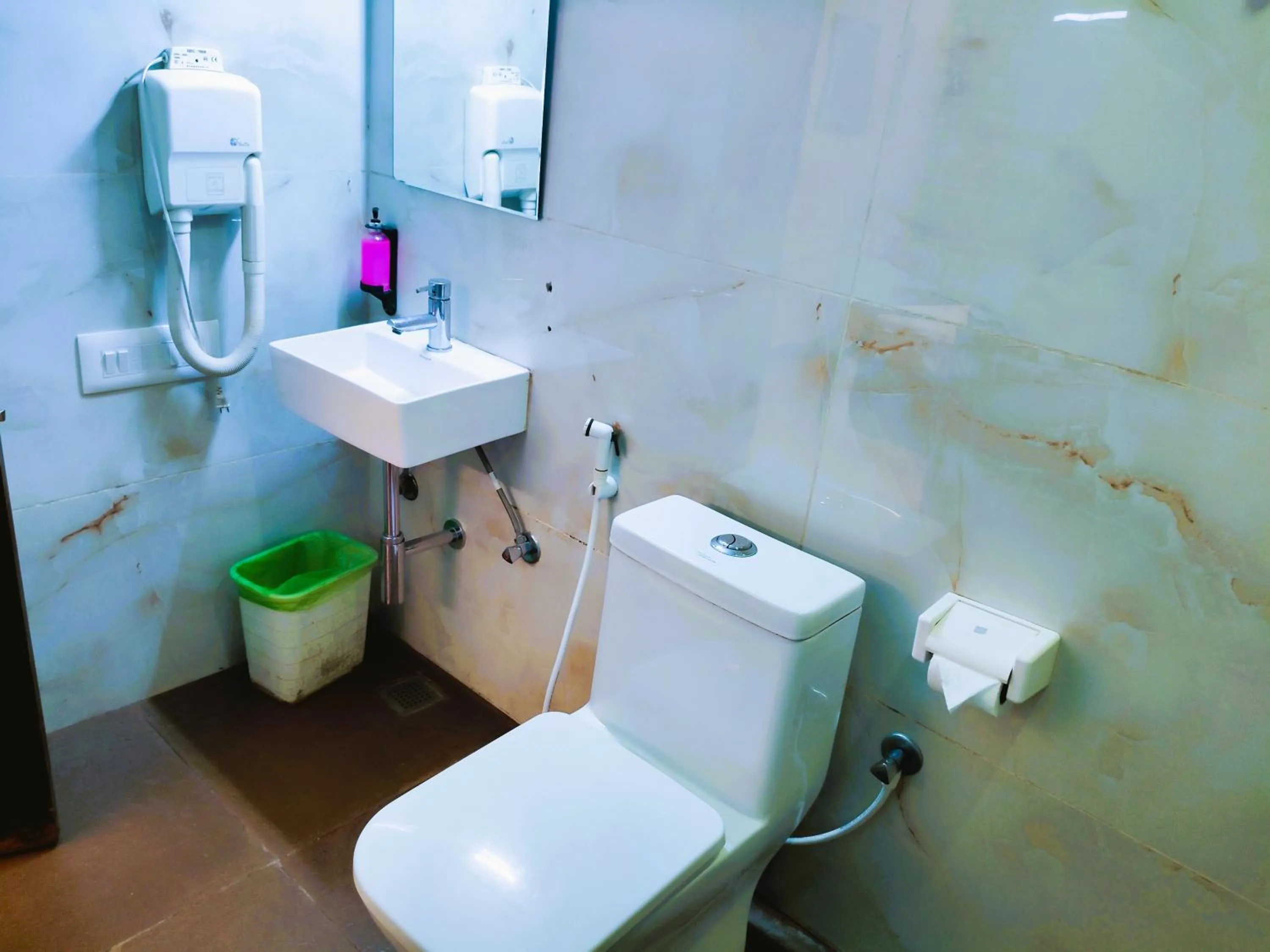 Shower in Athasri Hotel Infantry Road