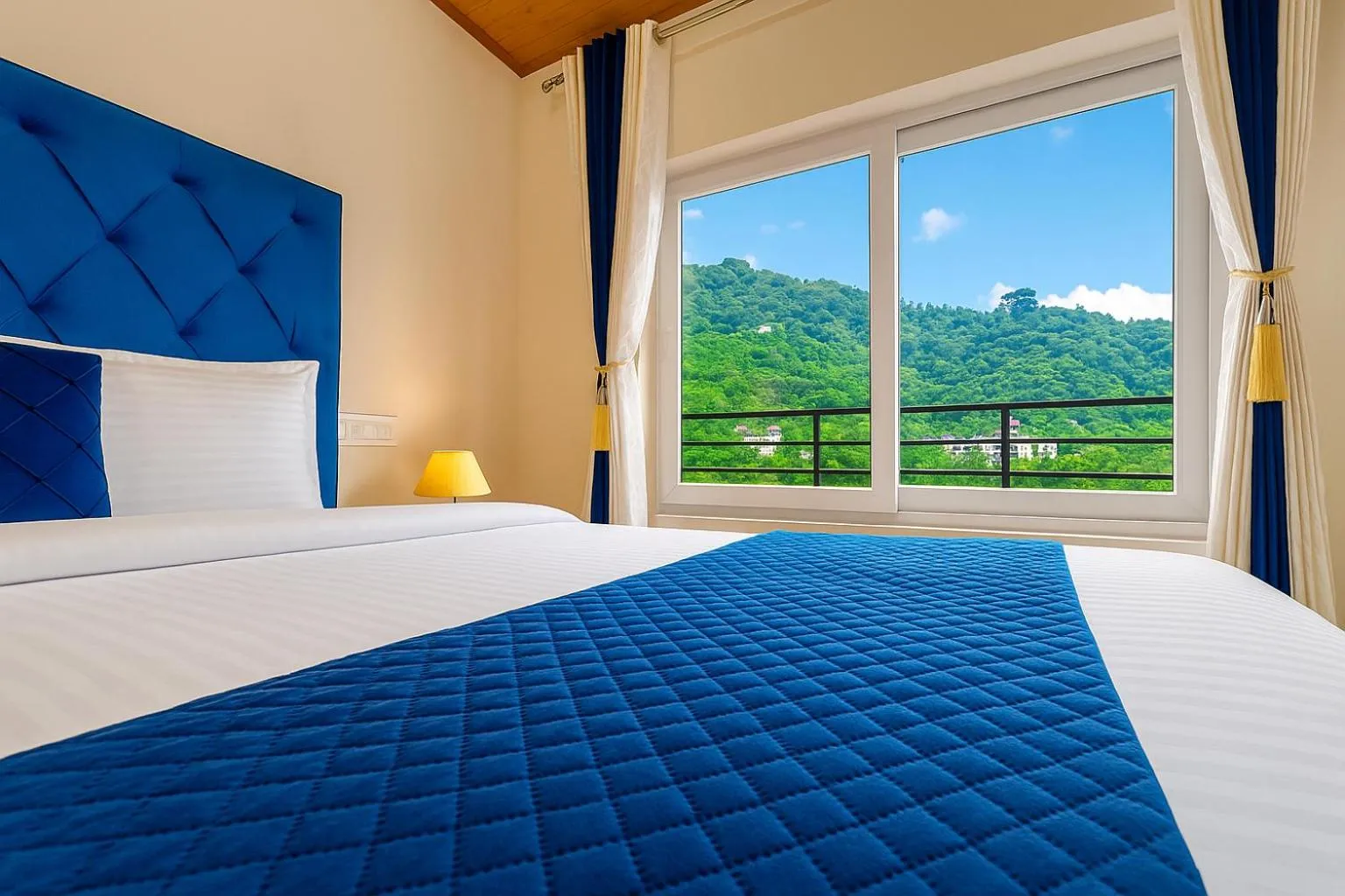 Bed in Hotel Shiva Lake - Near Mussoorie Lake