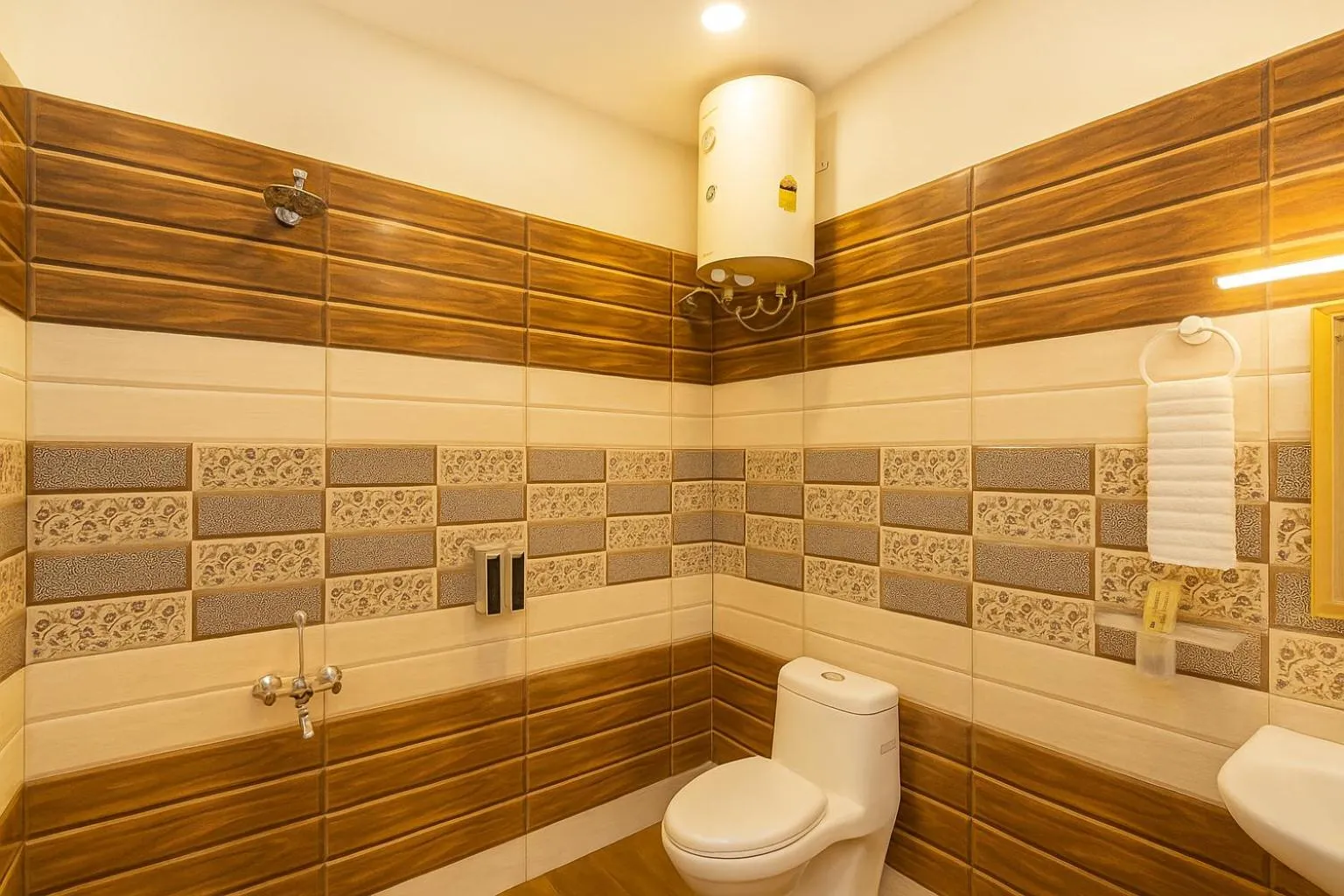 Shower in Hotel Shiva Lake - Near Mussoorie Lake