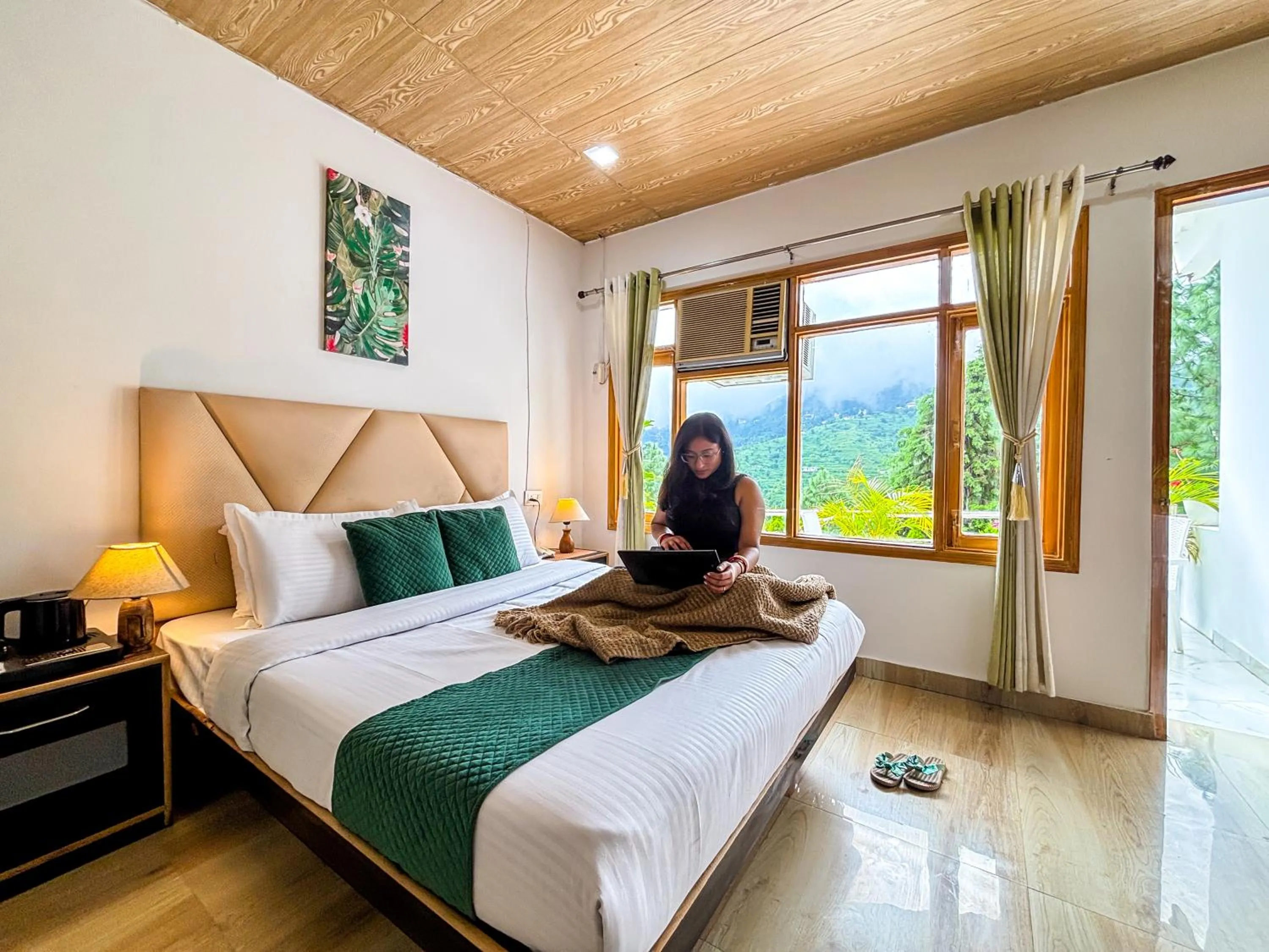 Bed in Hotel Shiva Lake - Near Mussoorie Lake