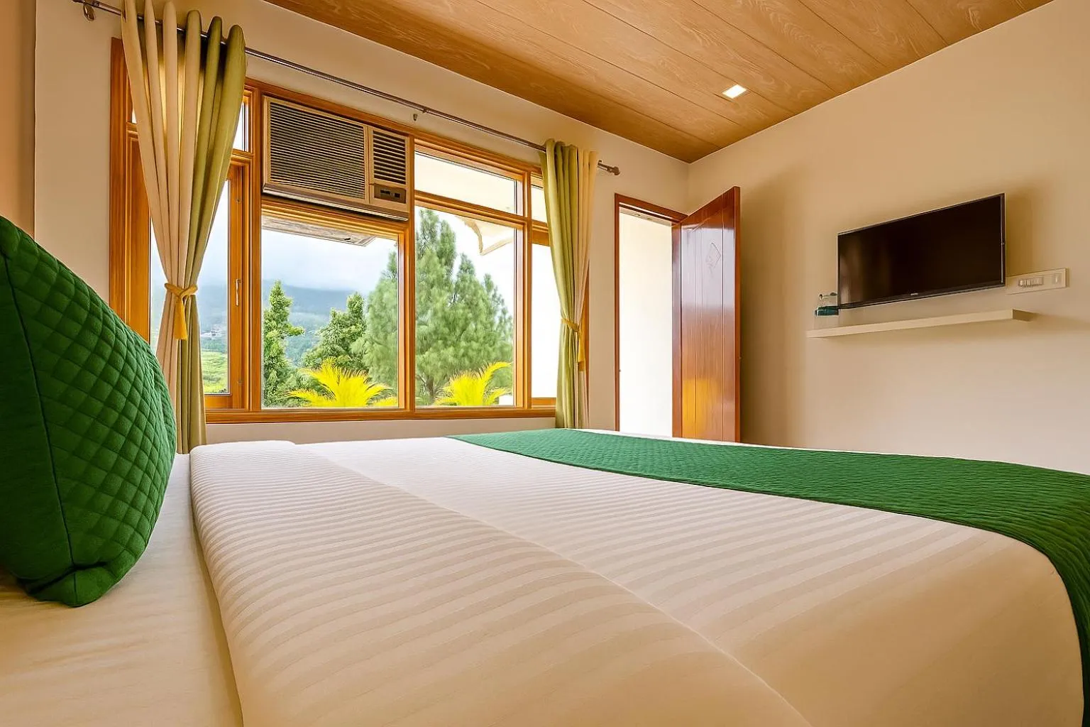 Bed in Hotel Shiva Lake - Near Mussoorie Lake