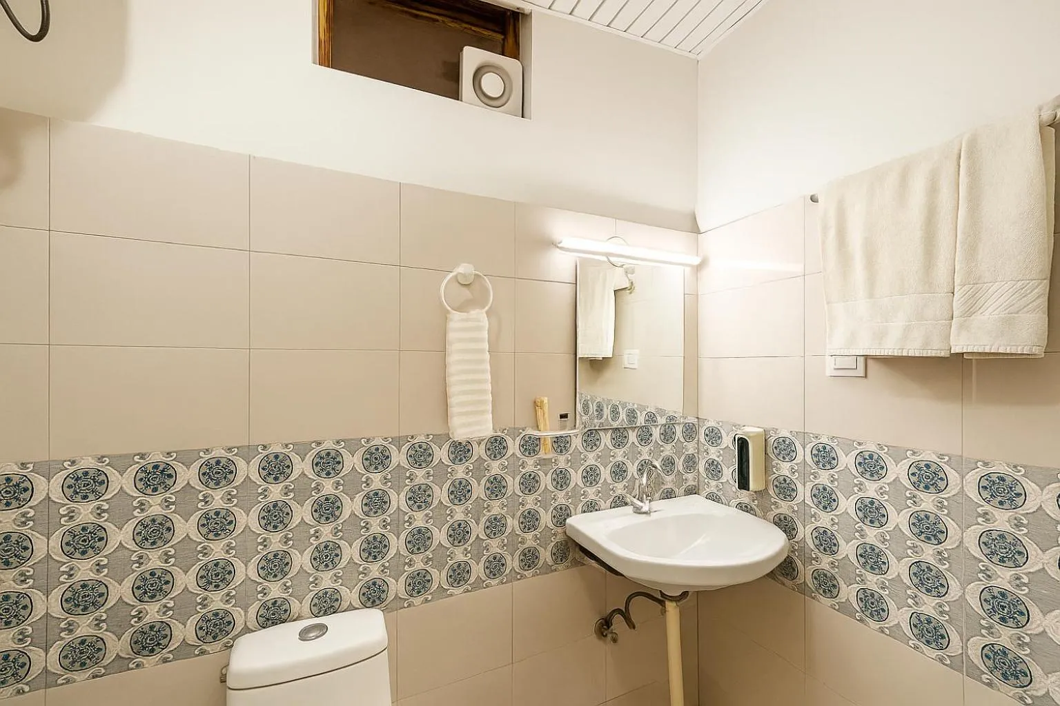 Shower in Hotel Shiva Lake - Near Mussoorie Lake