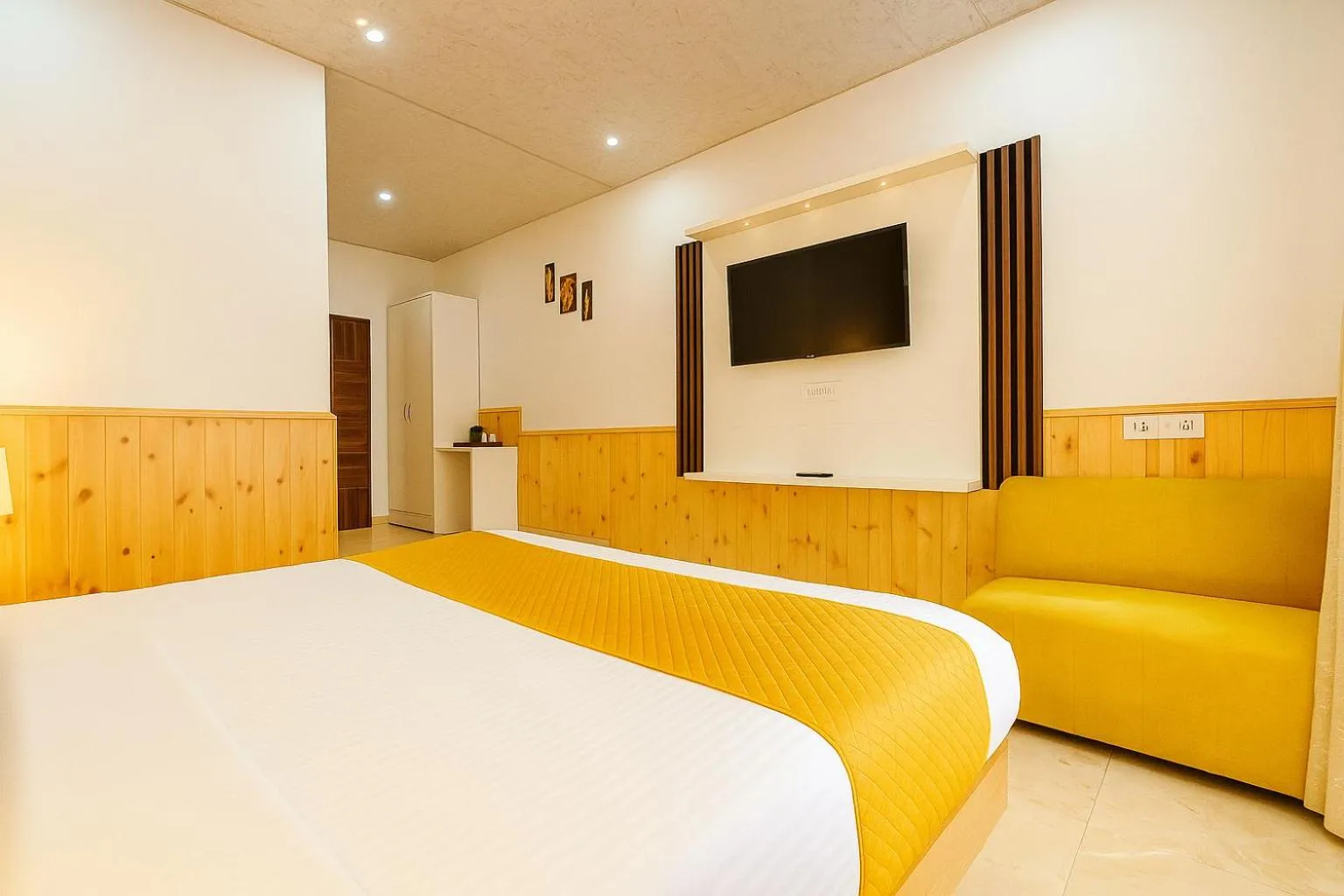 Bed in Hotel Shiva Lake - Near Mussoorie Lake