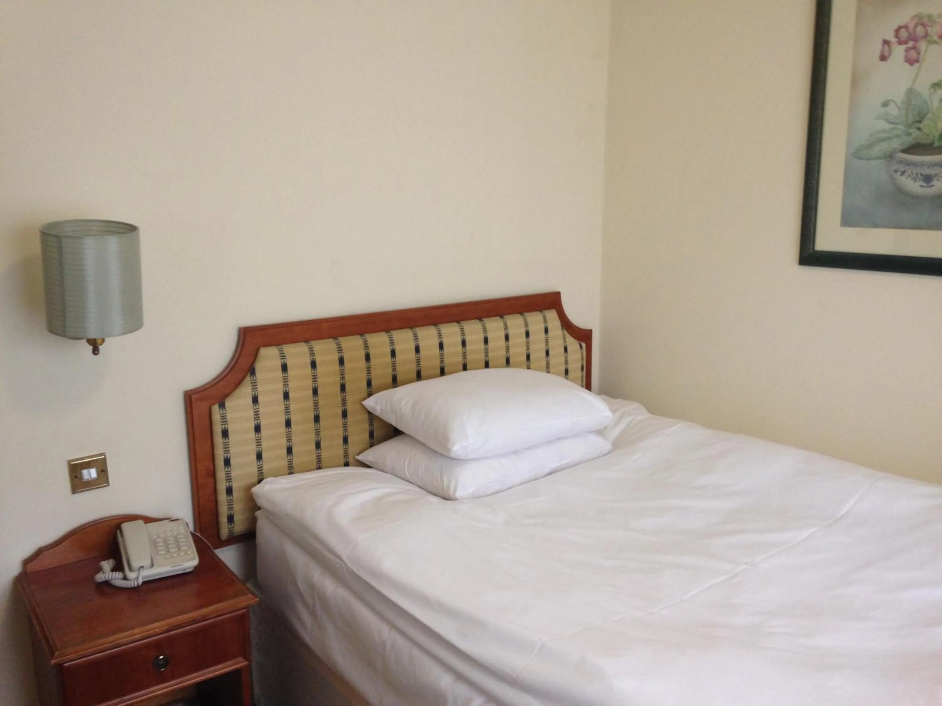 Bed in Abbey Lodge Hotel