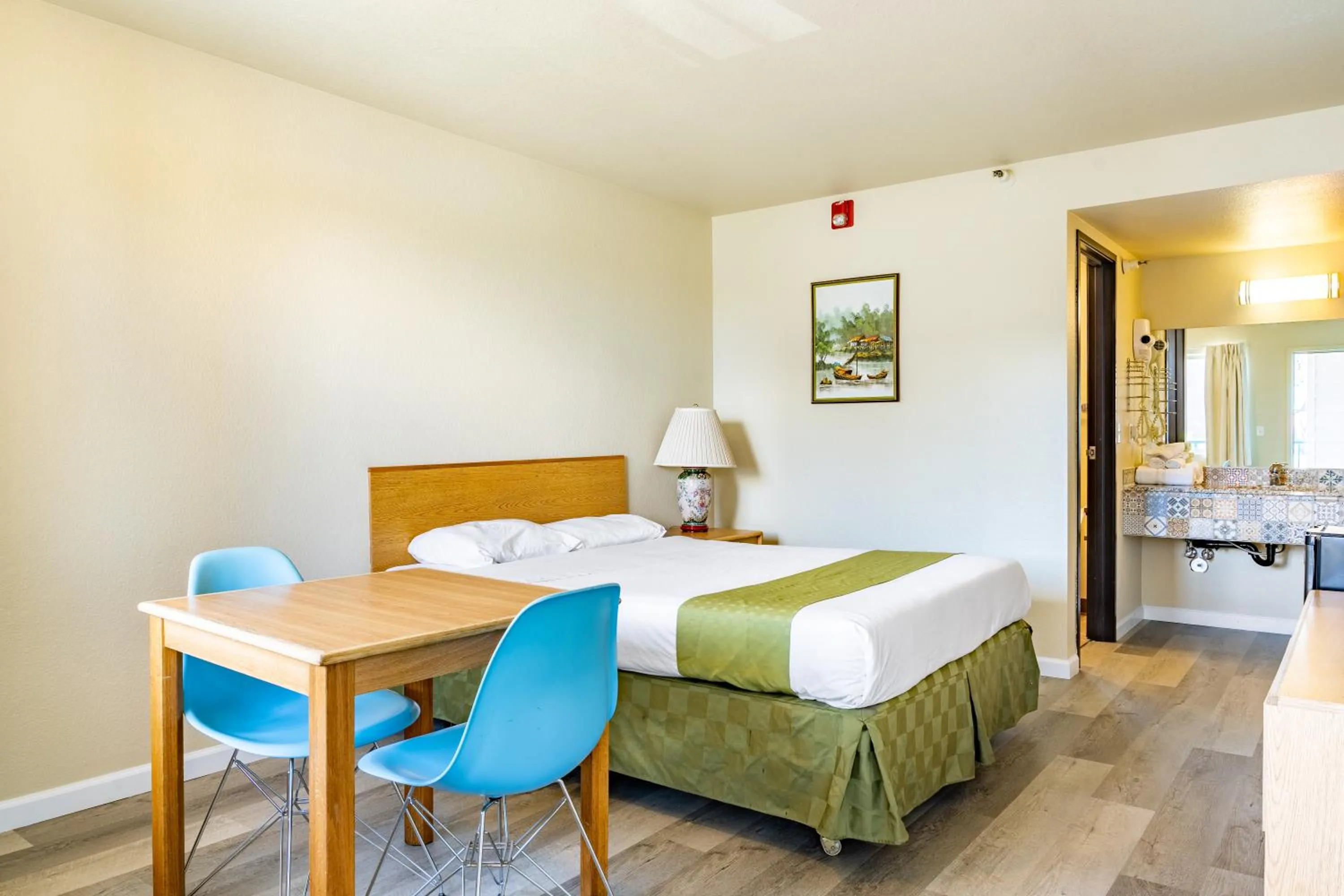 Photo of the whole room, Bed in City Inn