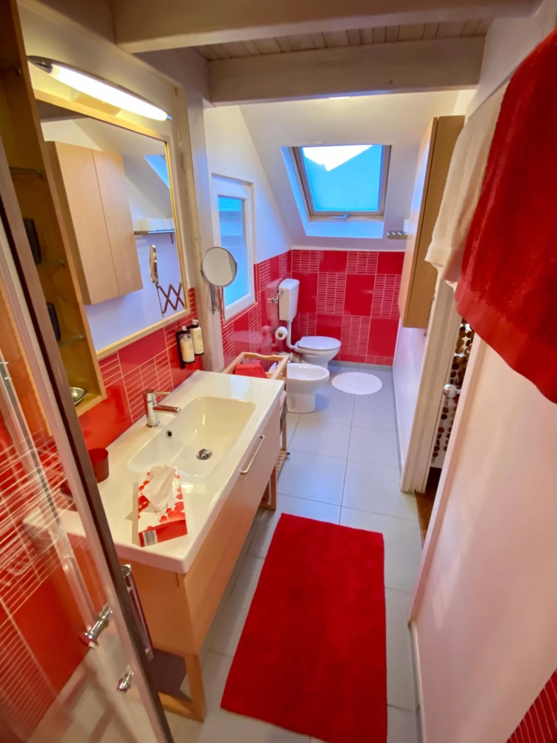 Shower in Studios with Mezzanine Rua da Moeda