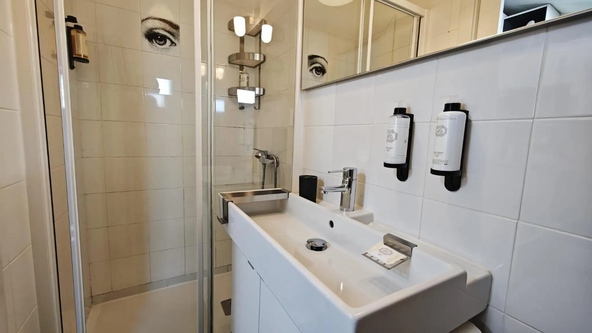 Shower in Studios with Mezzanine Rua da Moeda