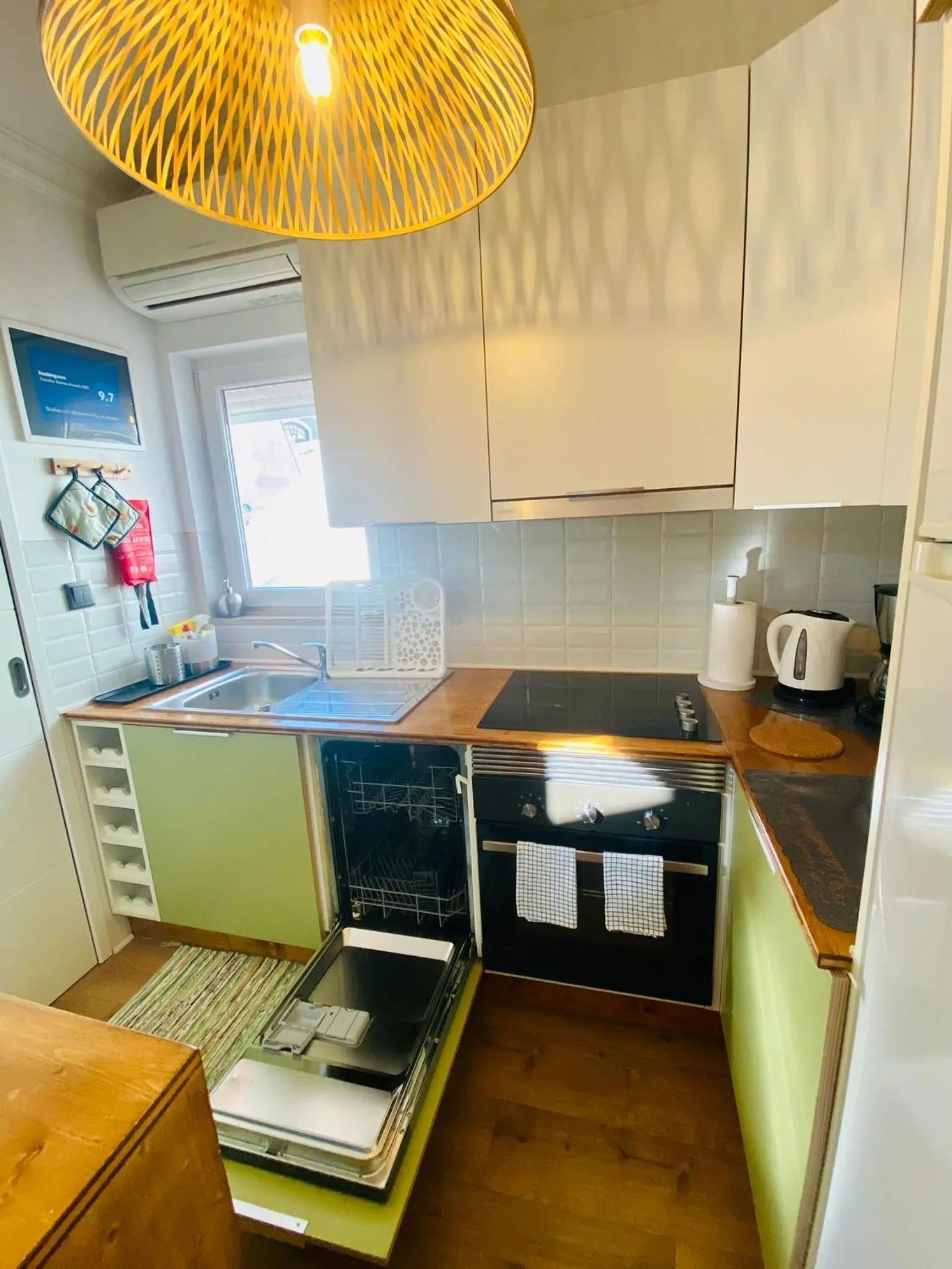 dishwasher in Studios with Mezzanine Rua da Moeda