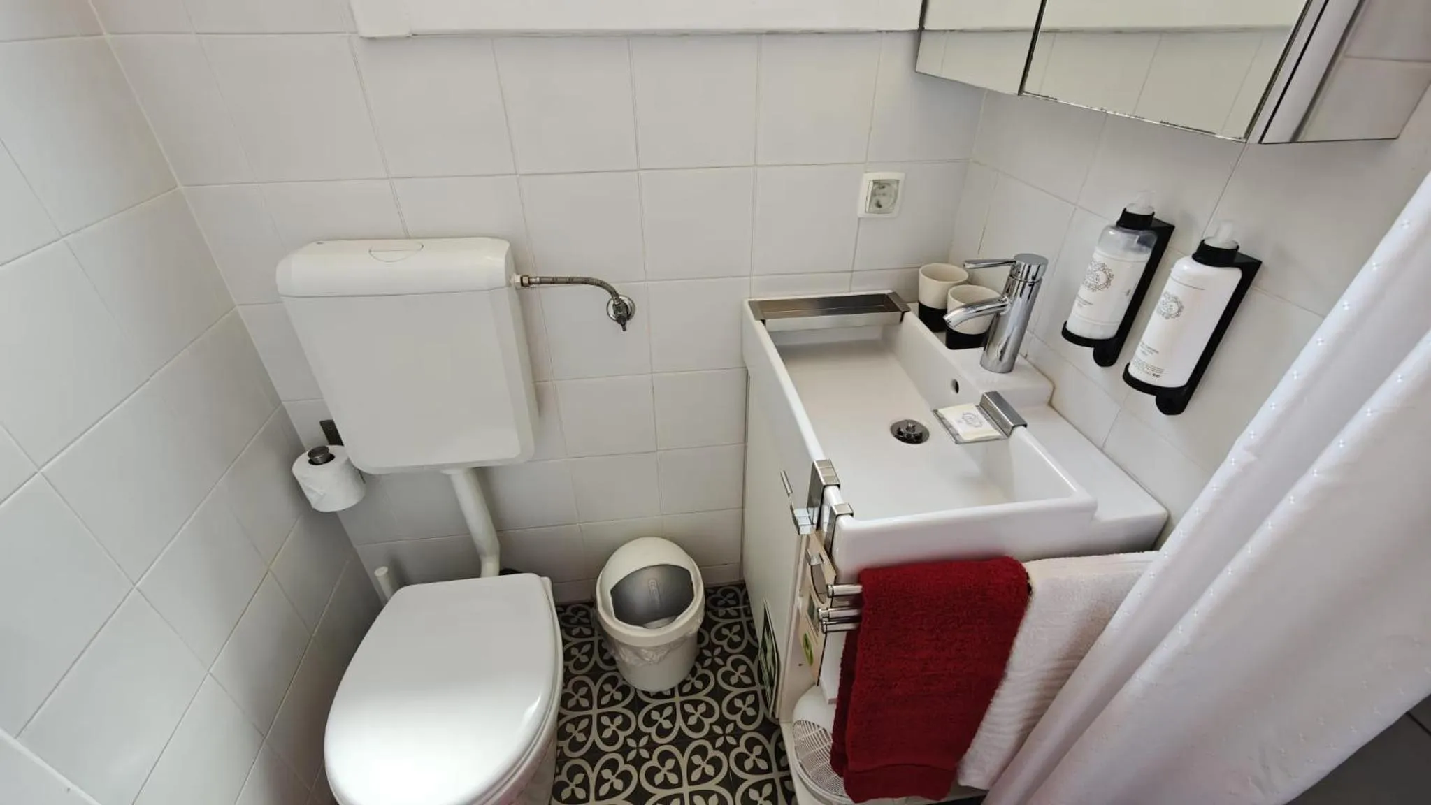 Toilet in Studios with Mezzanine Rua da Moeda