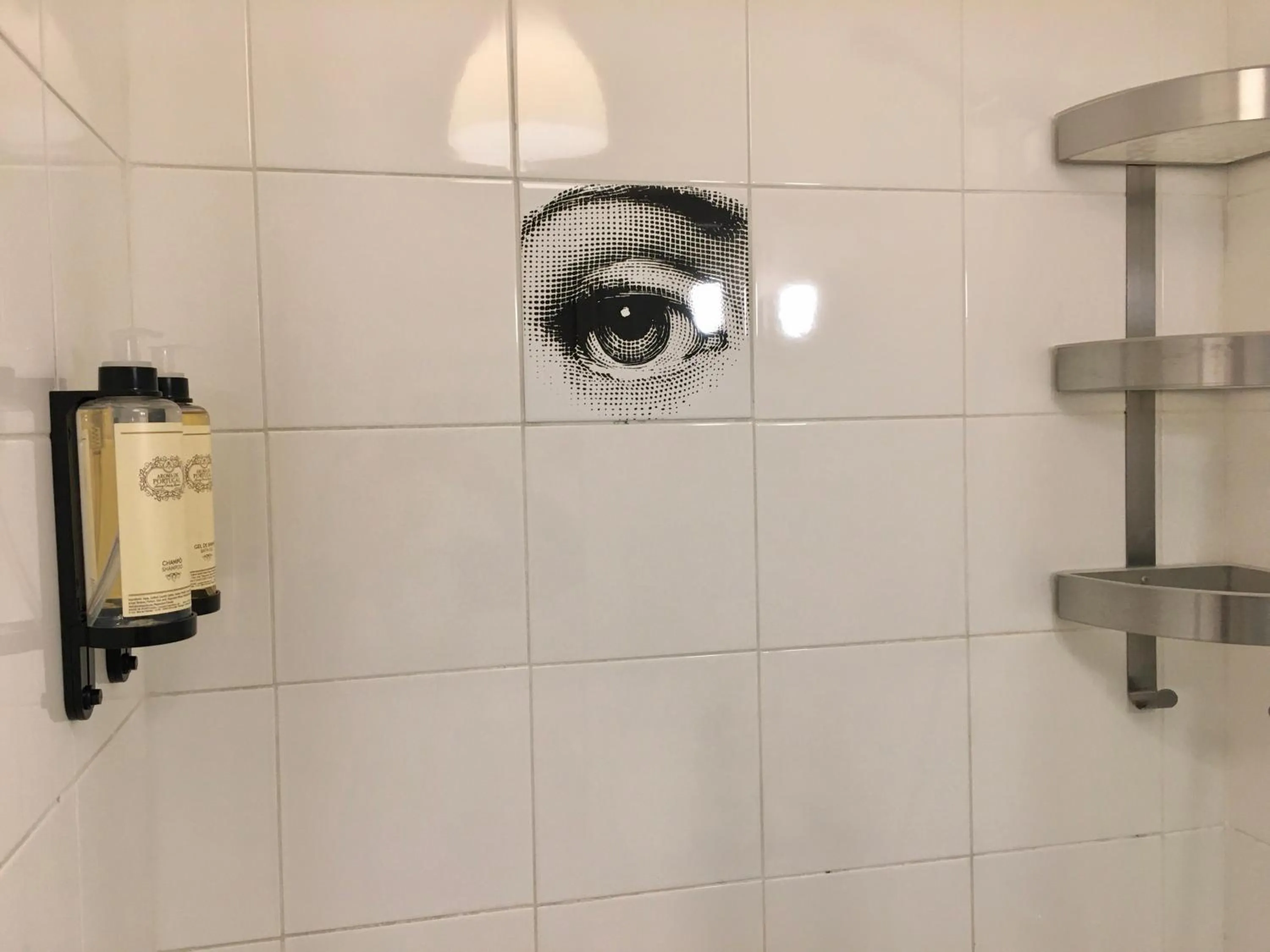 Shower in Studios with Mezzanine Rua da Moeda