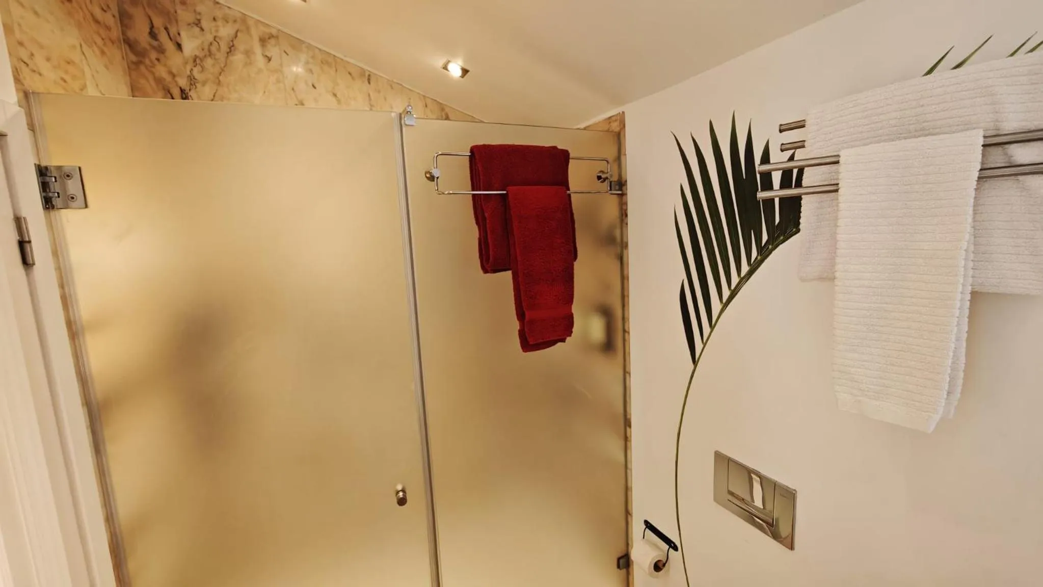 Shower in Studios with Mezzanine Rua da Moeda