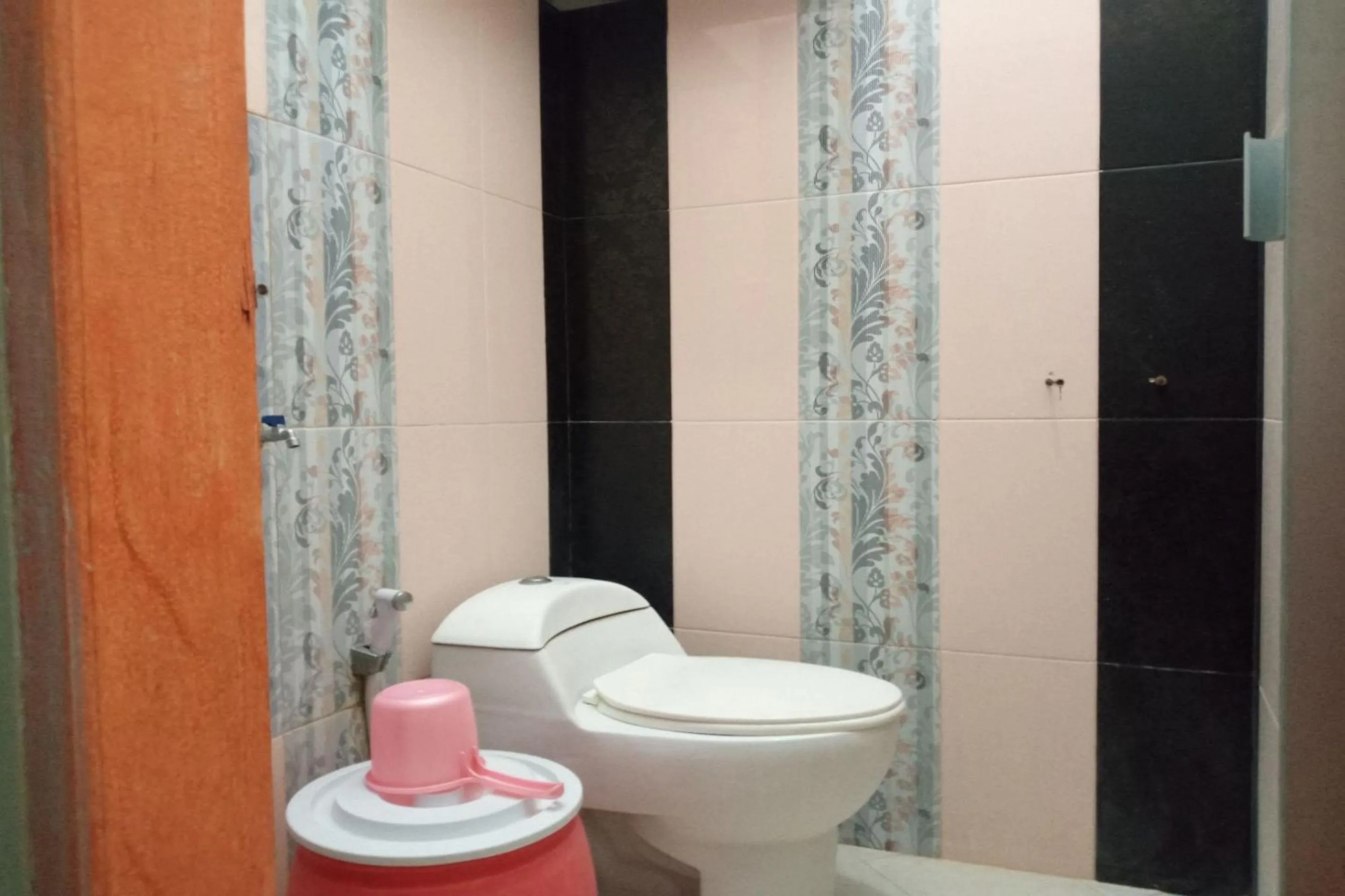 Bathroom in Hotel O Kost Nian Syariah Near SPBU Pertamina 74.91657 Mattirotasi Sidrap