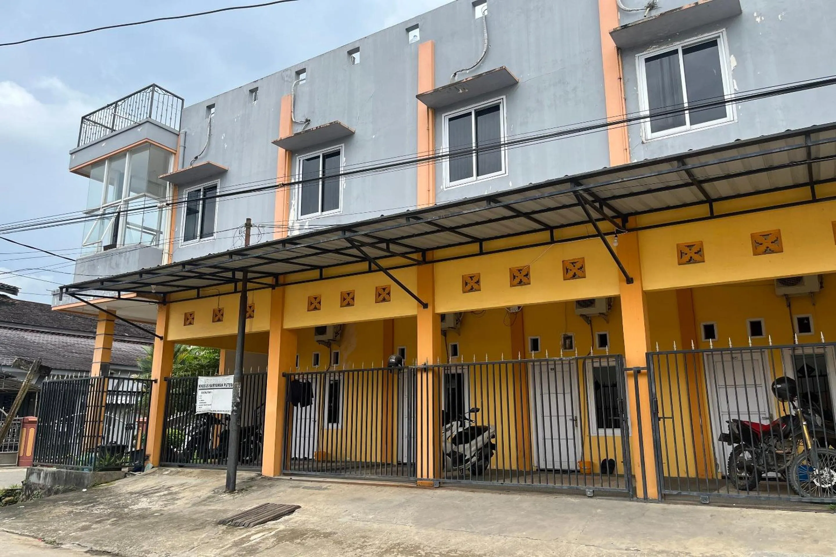 Facade/entrance in Hotel O Guest House Zidan 21