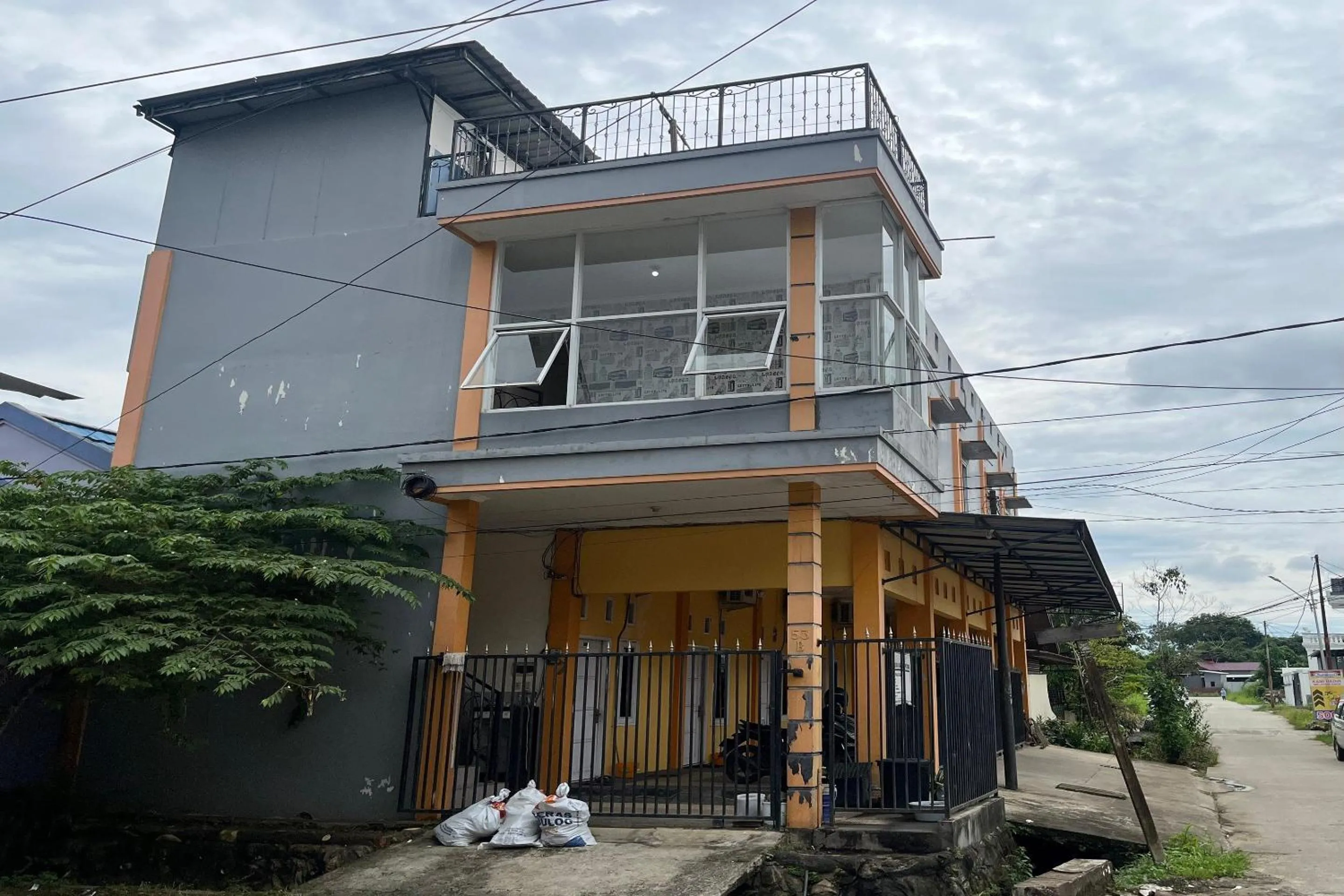 Facade/entrance in Hotel O Guest House Zidan 21