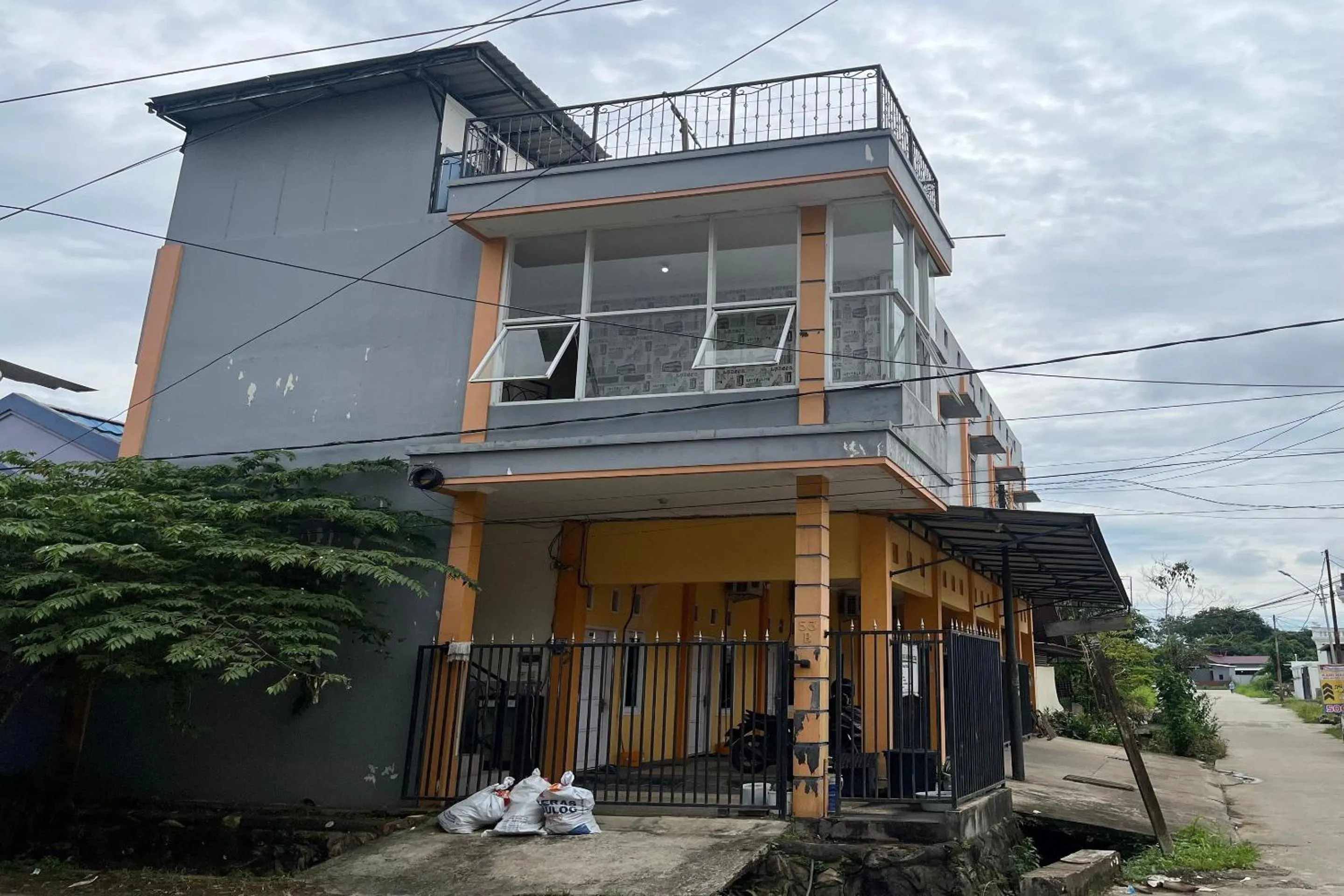 Facade/entrance in Hotel O Guest House Zidan 21