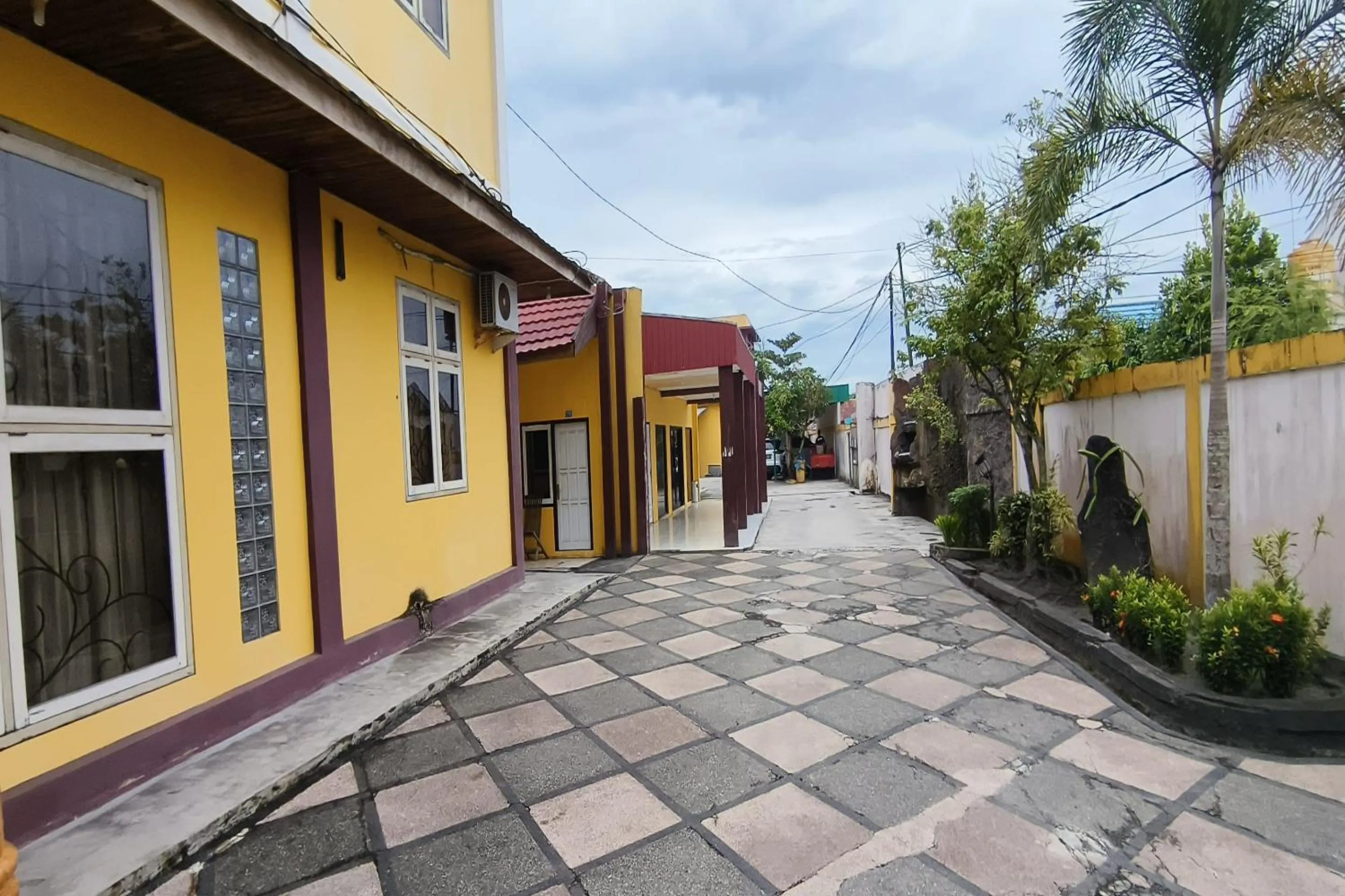 Facade/entrance in Hotel O Wisma Flamboyan NearTaman Makam Pahlawan