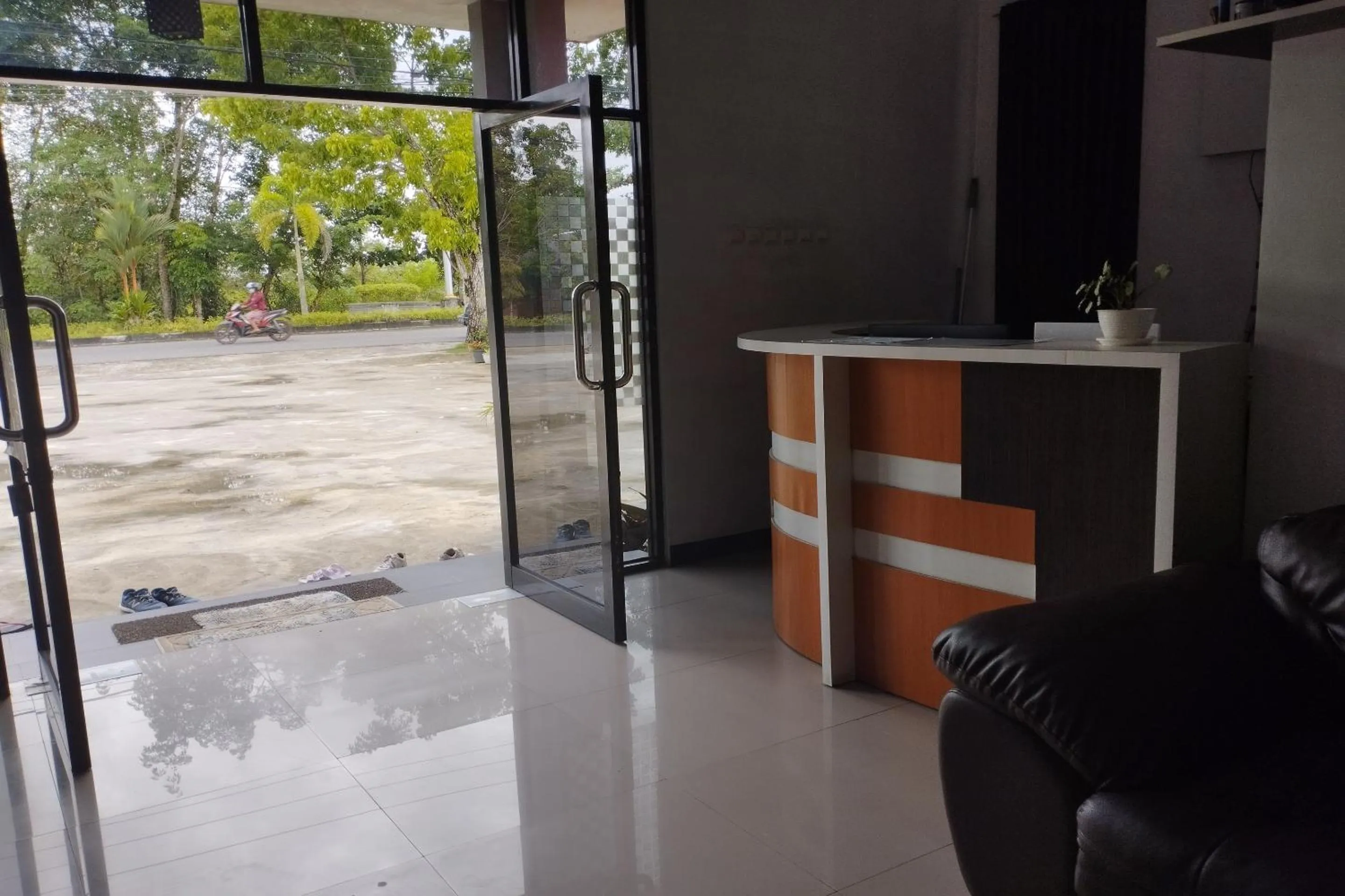 Lobby or reception in Hotel O Losmen Karunia Katingan Near Kantor Sekretariat PPK Katingan Kuala