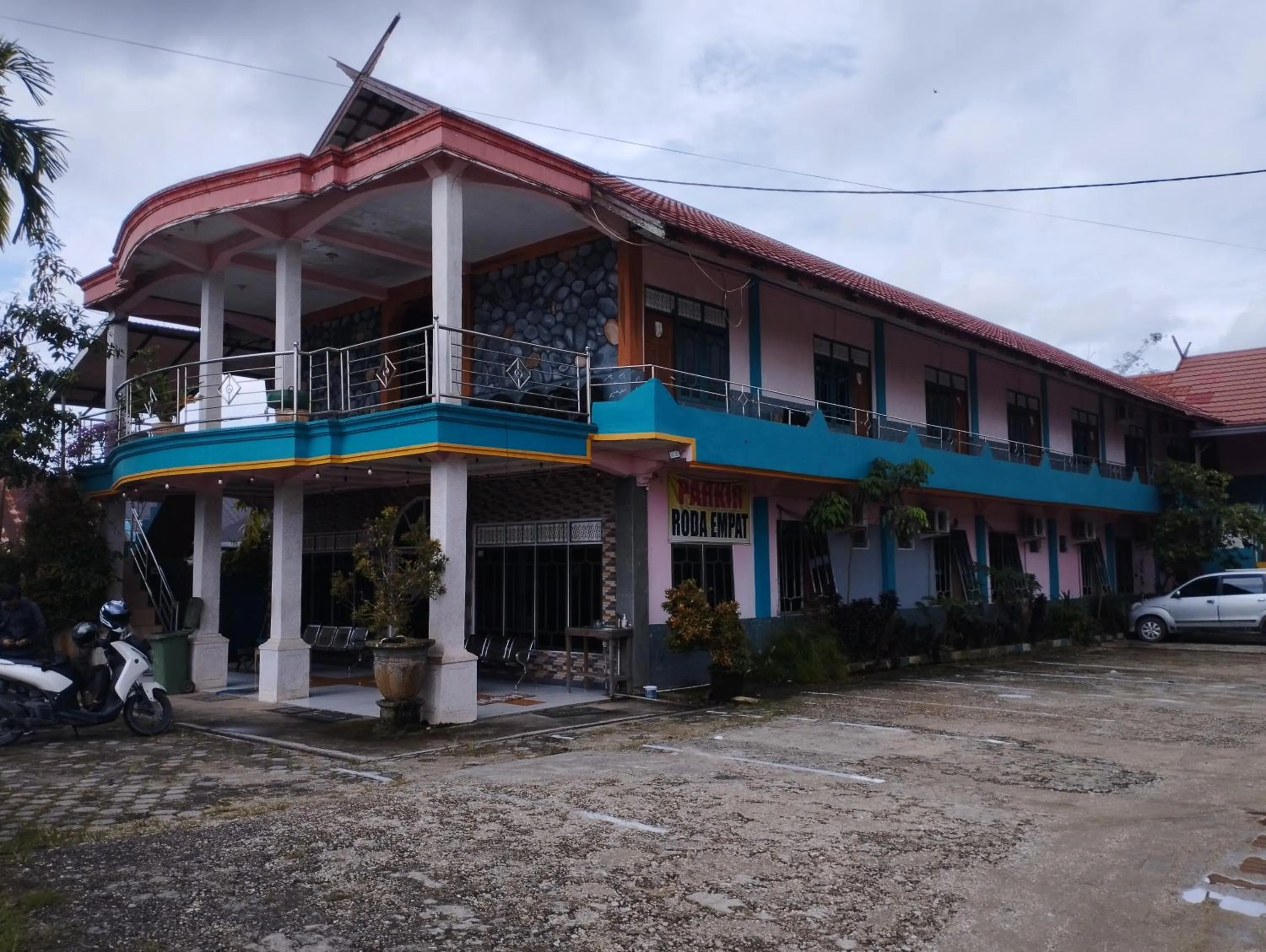Facade/entrance in Hotel O Losmen Karunia Katingan Near Kantor Sekretariat PPK Katingan Kuala